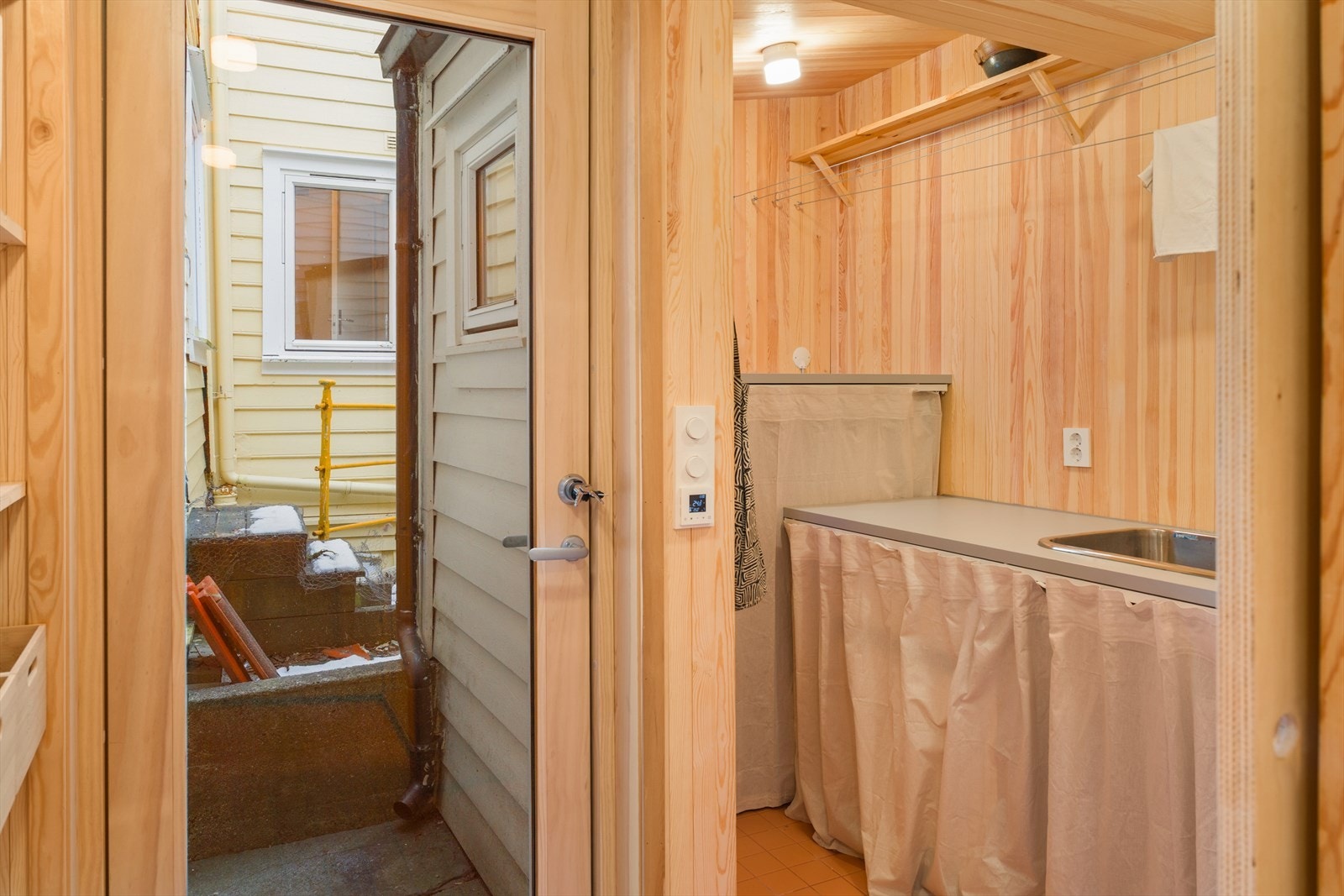 Rommet har gode oppbevaringsmuligheter og opplegg for vaskemaskin (kran og avløp) Galleribilde