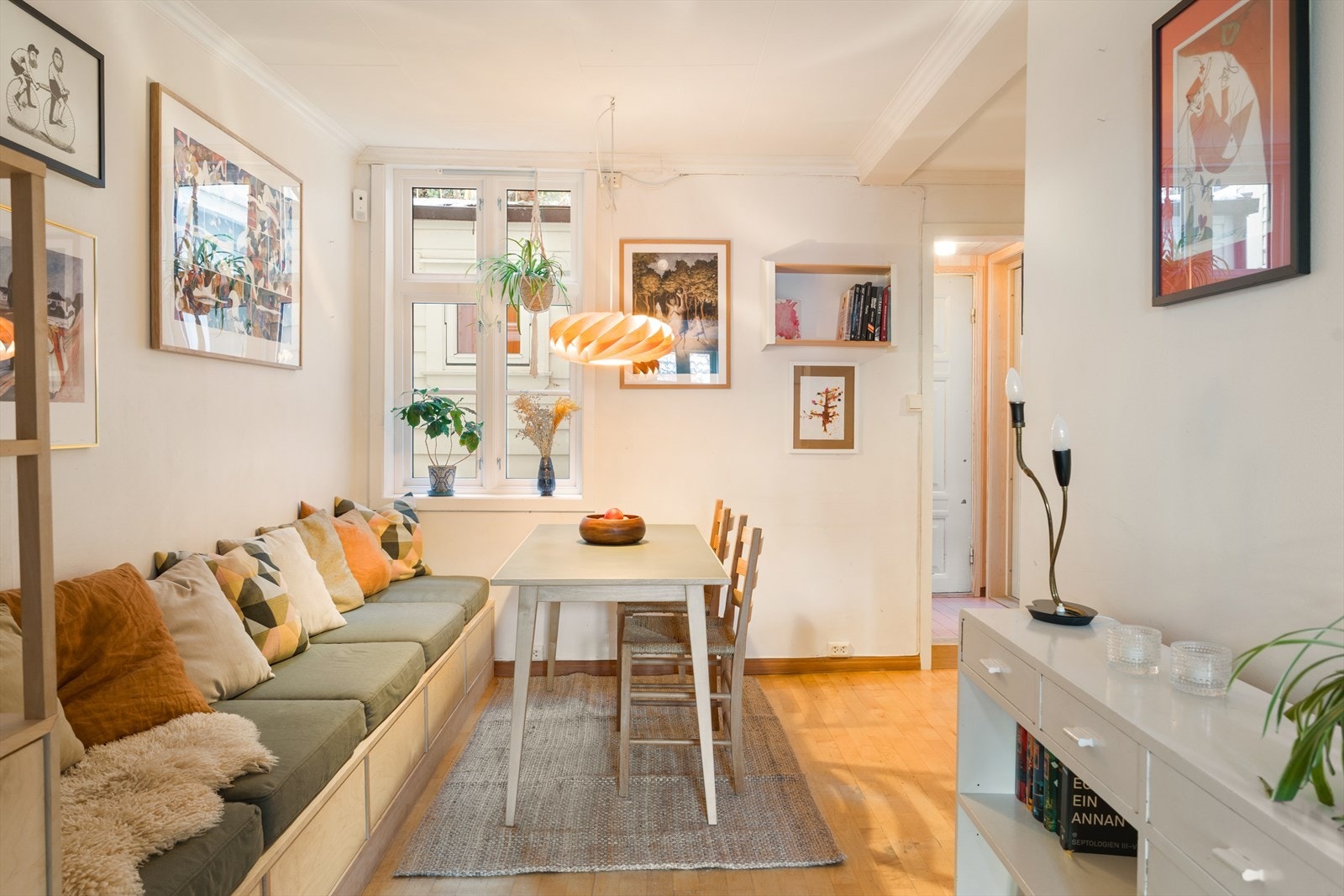 Her er det rikelig med plass til spisebord - et hyggelig og innbydende rom for gode måltider og sosiale sammenkomster Galleribilde