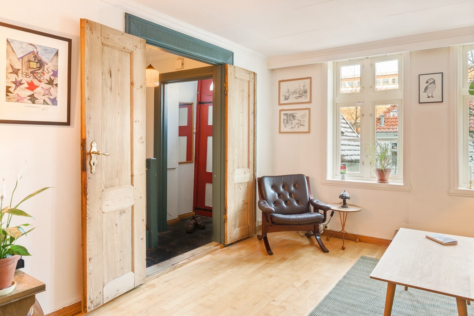 Velkommen inn i dette klassiske Bergenshuset. Entréen er fliselagt og har god plass til oppheng av yttertøy samt avsetting av sko Galleribilde
