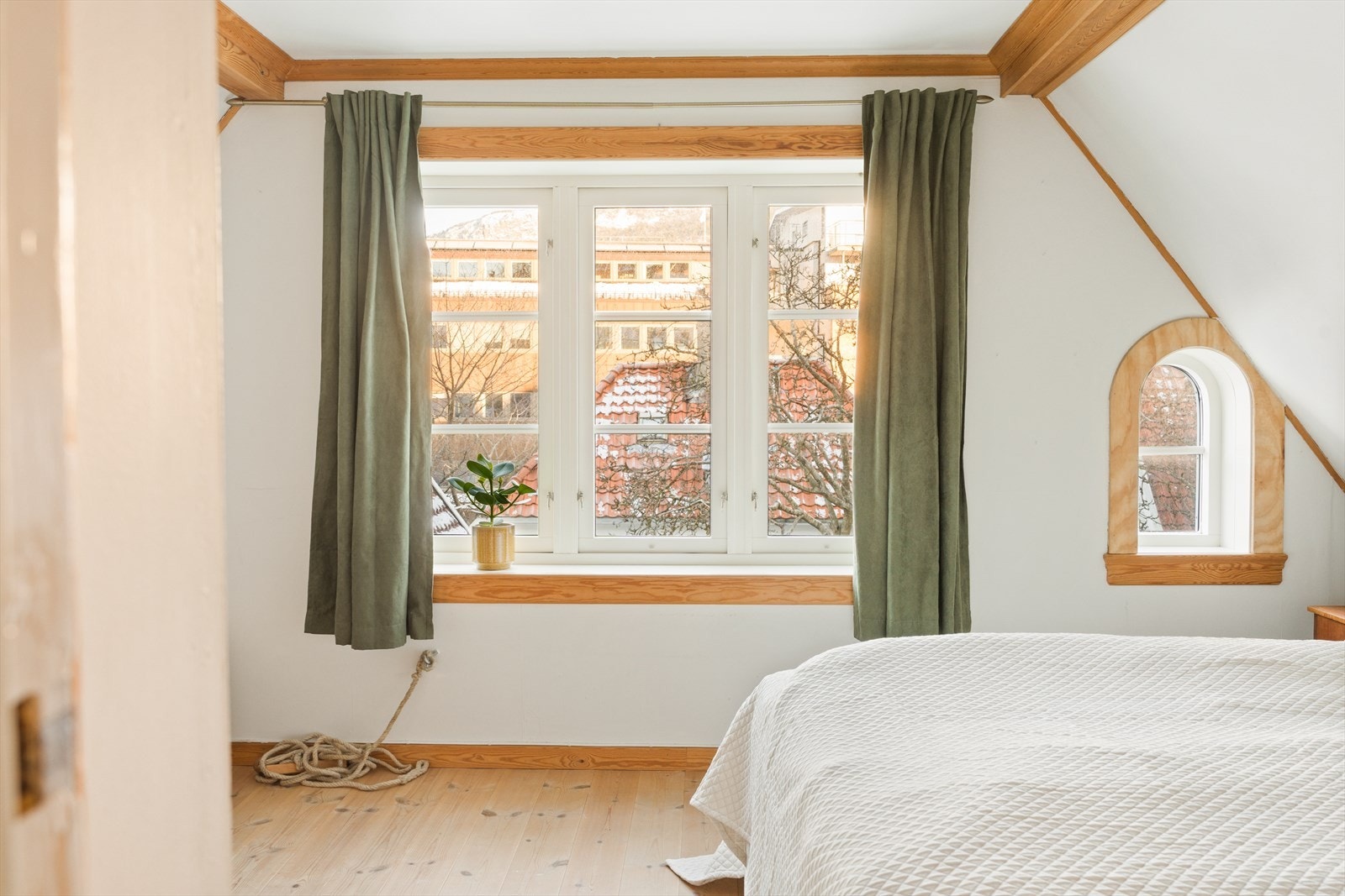 De store vindusflatene sørger for rikelig med naturlig lys på rommet Galleribilde