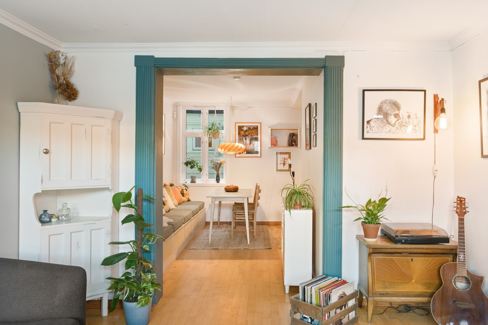 I tilknytning til stuen ligger spisestuen, som byr på en flott, plassbygd benk med både sitteplasser og praktisk oppbevaring Galleribilde