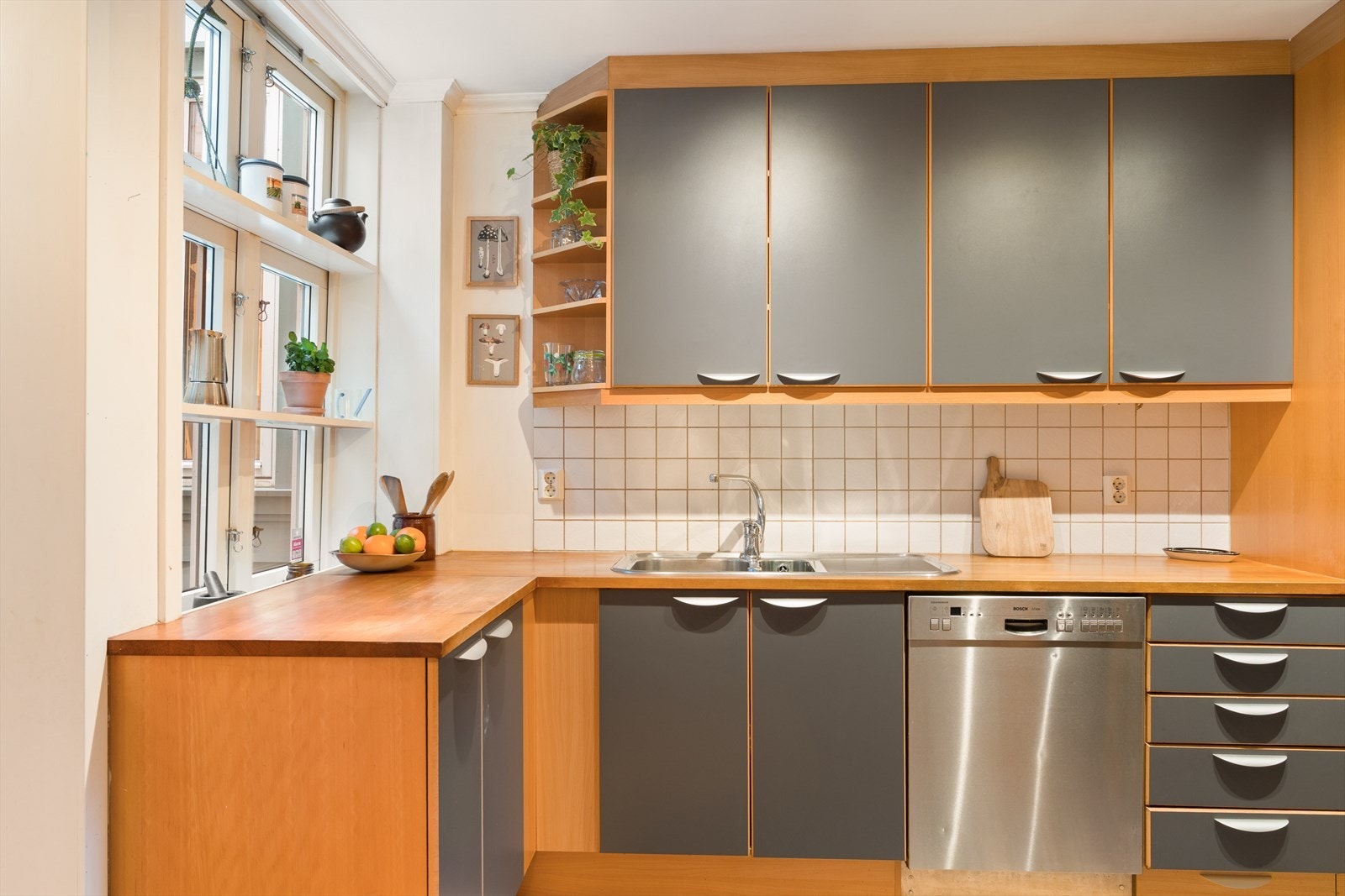 Fliser på vegg mellom benkeplate og overskap Galleribilde