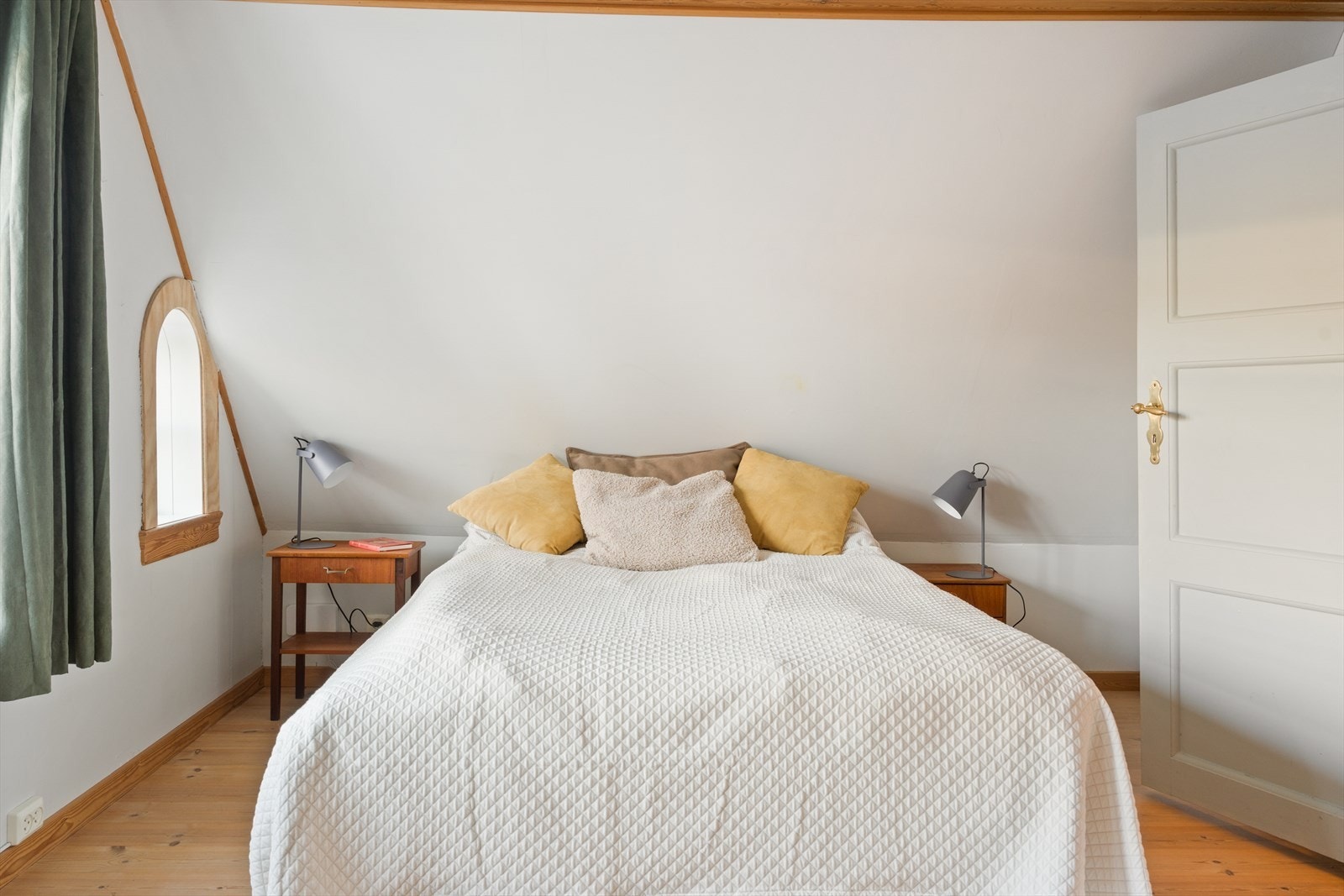 Det første soverommet i etasjen er lyst og romslig, her har du også rikelig med naturlig lysinnslipp Galleribilde