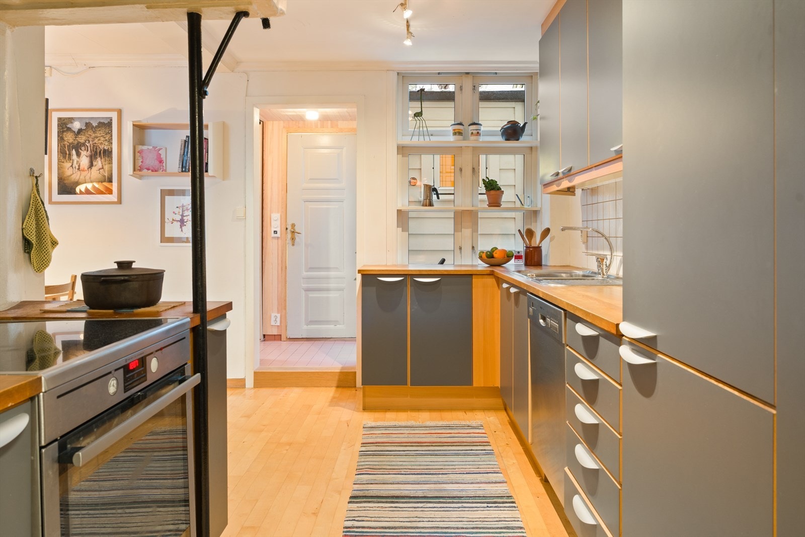 HTH kjøkken innredning med slette fronter, benkeplate i heltre Galleribilde