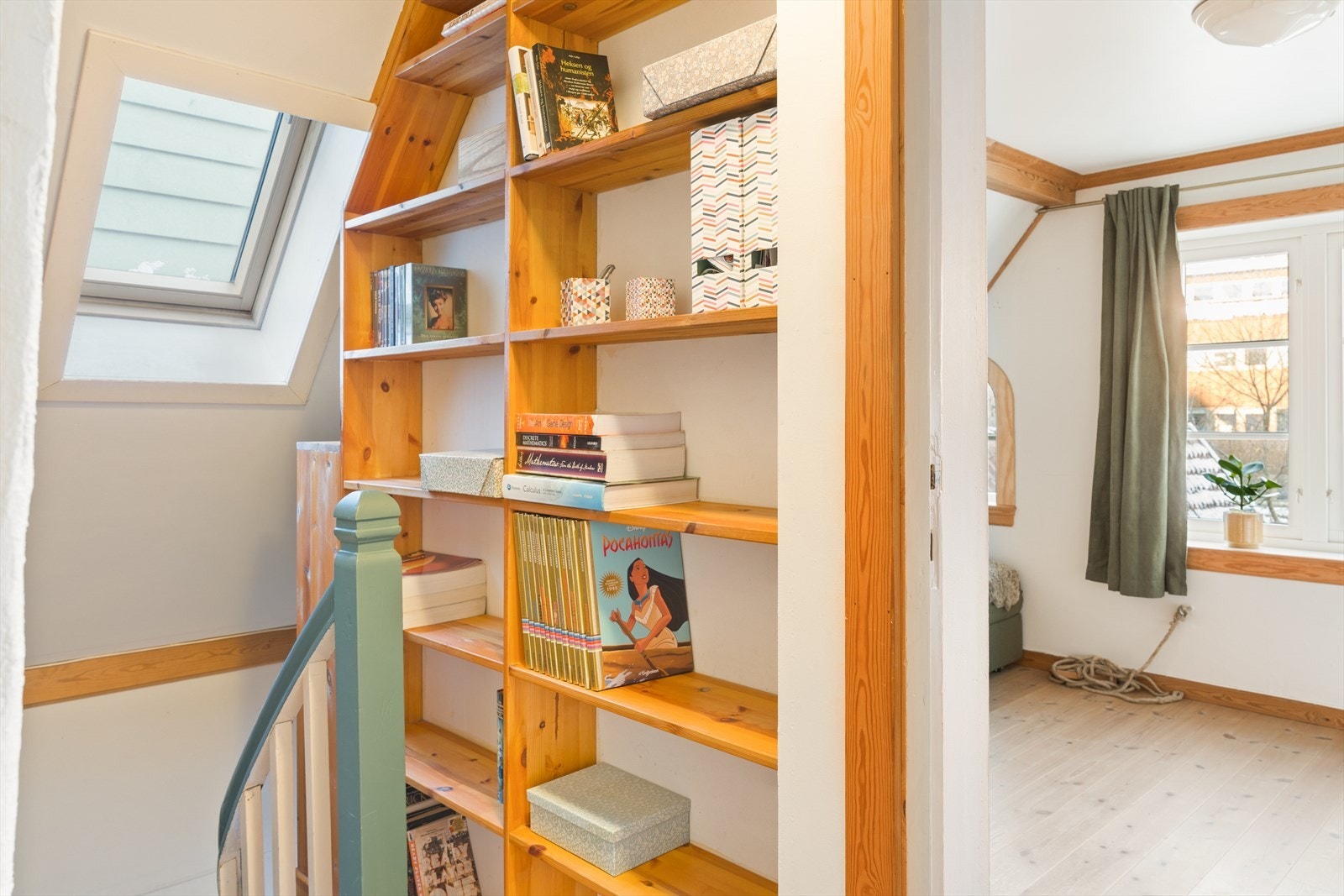 Boligens øverste etasje består av to separate garderober/gang, samt tre luftige soverom Galleribilde