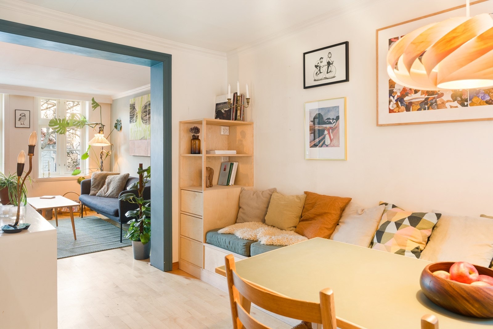 Den åpne løsningen gir en sosial utforming, som er perfekt når man har gjester! Galleribilde