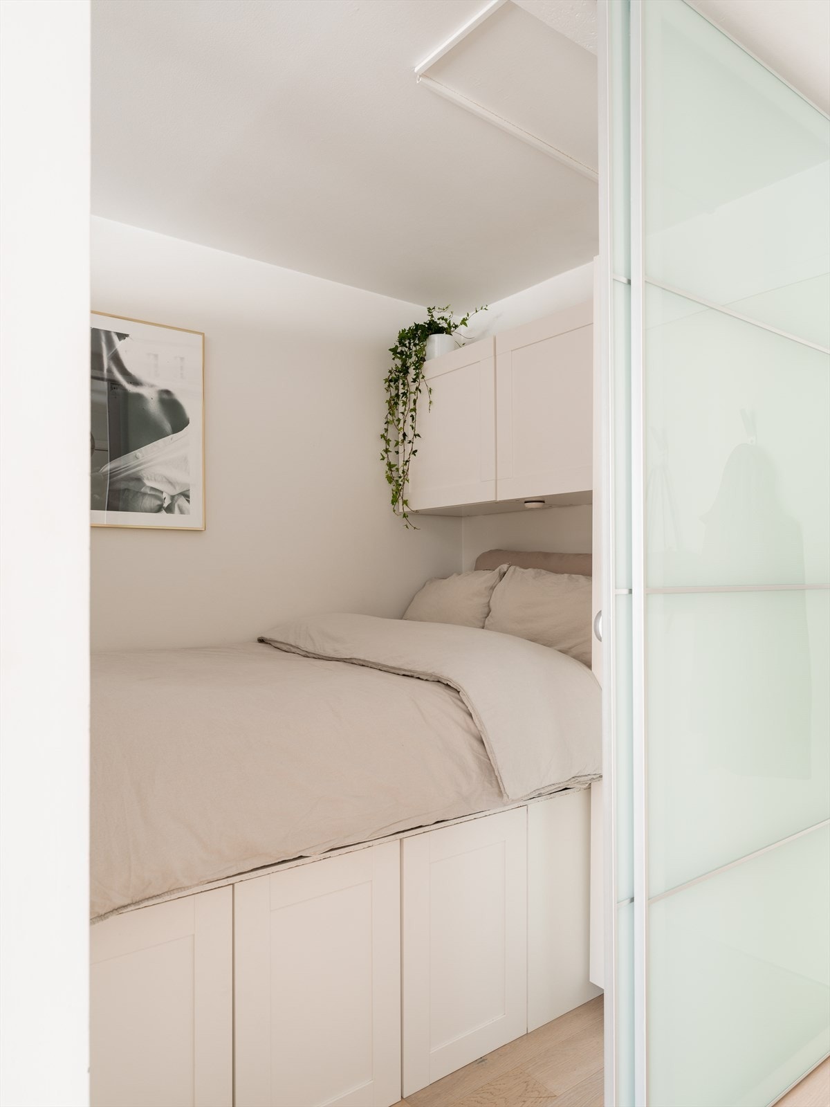 Overflatene i alkoven er holdt i samme stil som resten av leiligheten. Galleribilde