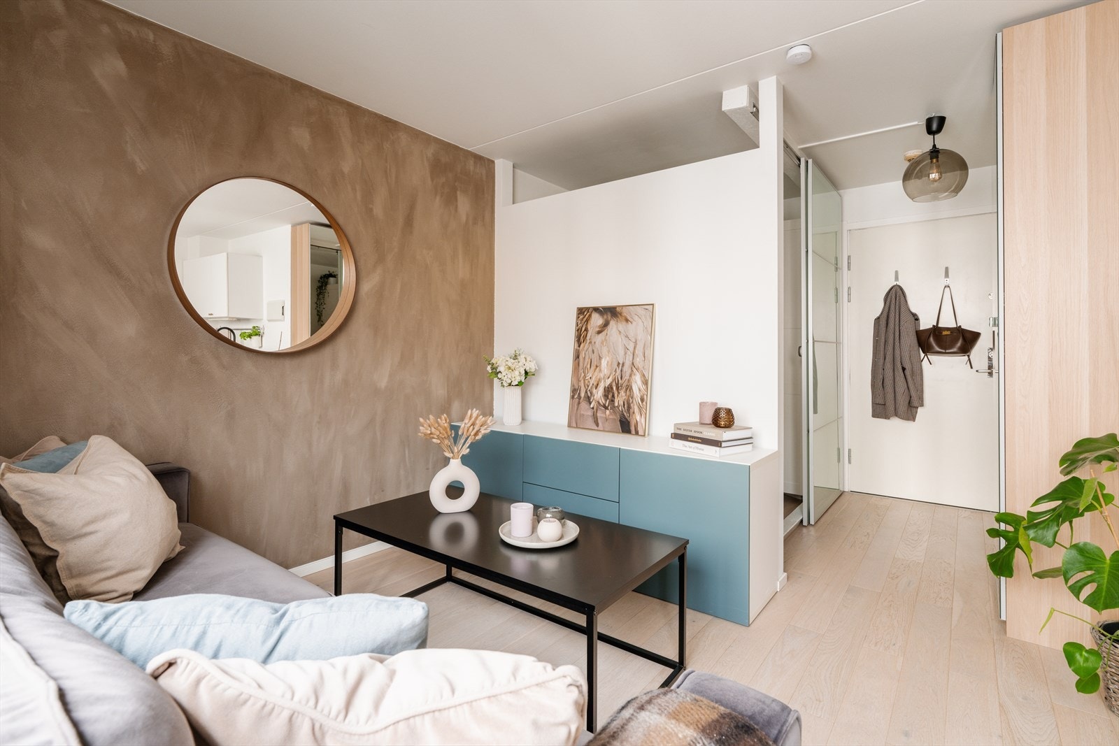 Rommet har glatte, malte vegg- og himlingsflater som gir et gjennomført inntrykk. Galleribilde