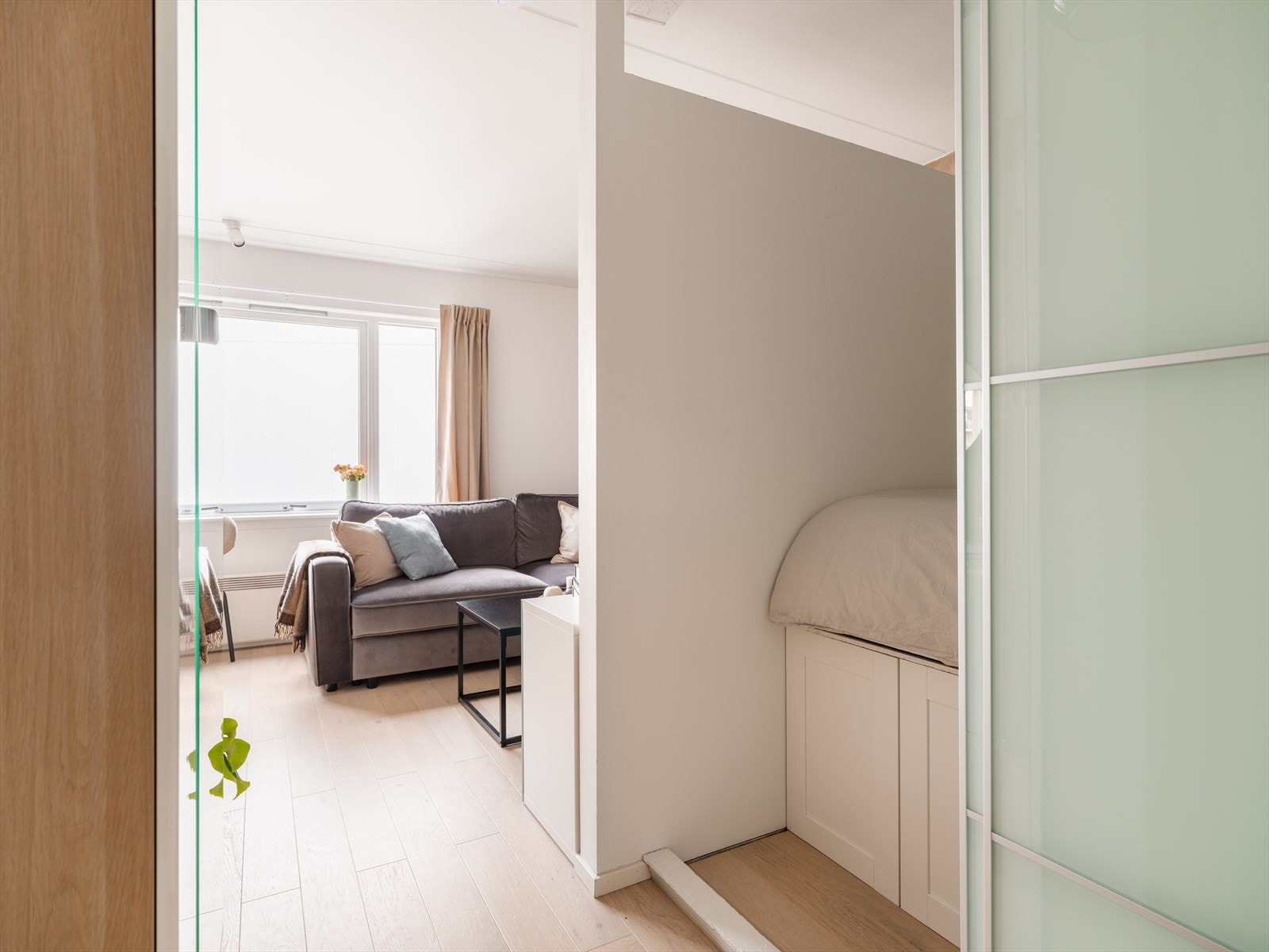 En smart plassert alkove fungerer som en adskilt sovesone. Galleribilde