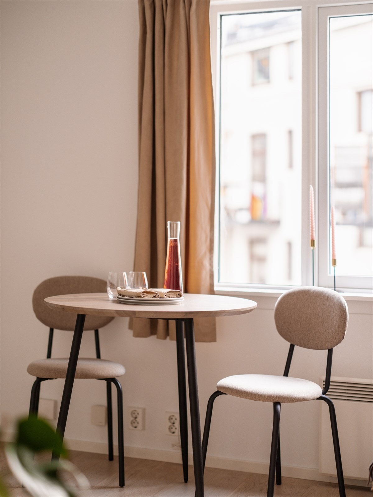 Ved vinduet er det en naturlig plassering for et lite spisebord. Galleribilde
