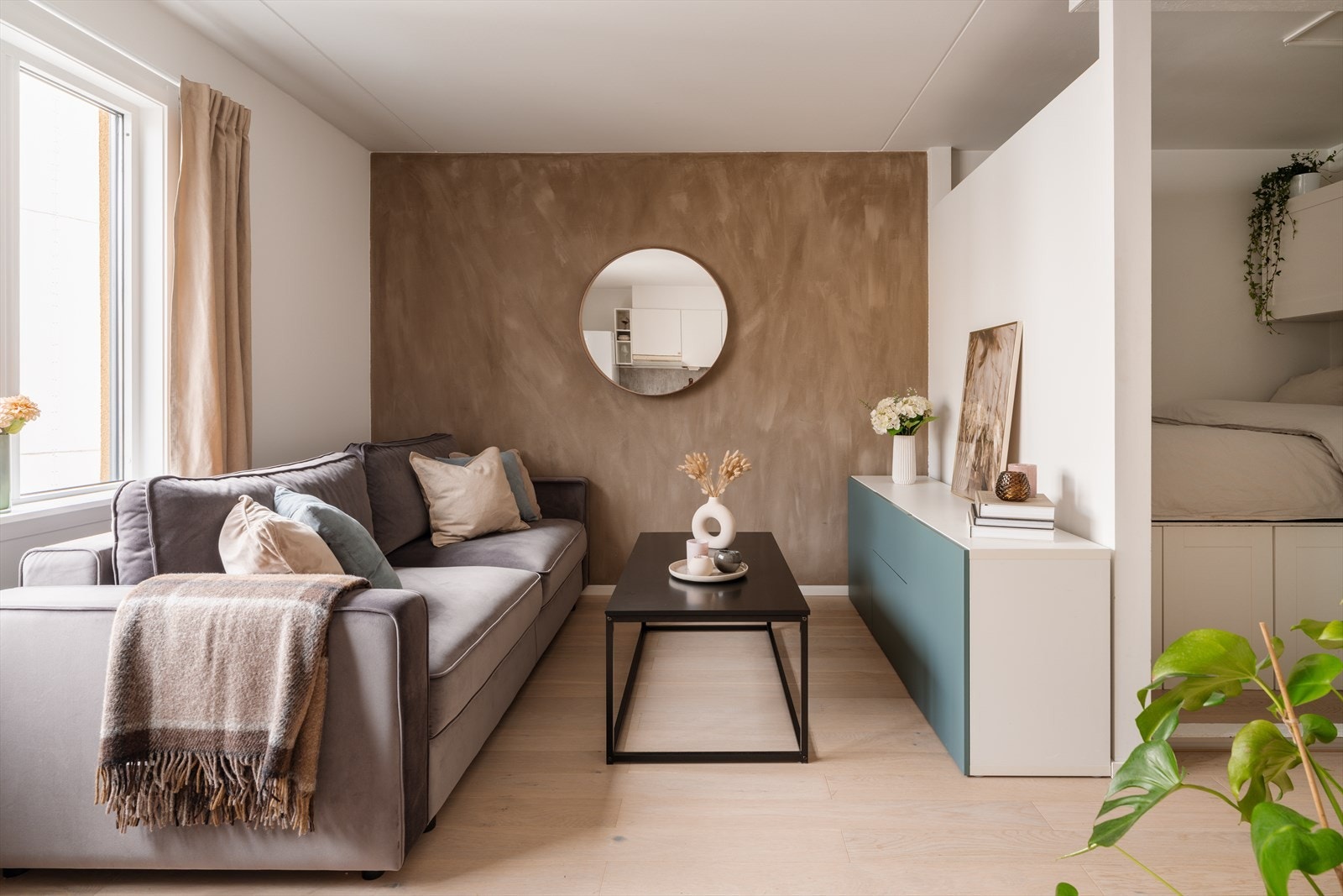 En av veggene i stuen har en malt overflate som gir rommet særpreg og dybde. Galleribilde