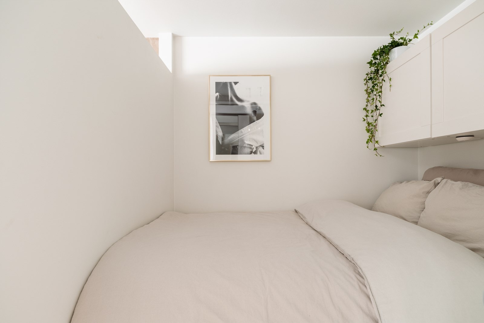 Alkoven er praktisk utformet med plass til seng og integrert oppbevaring. Galleribilde