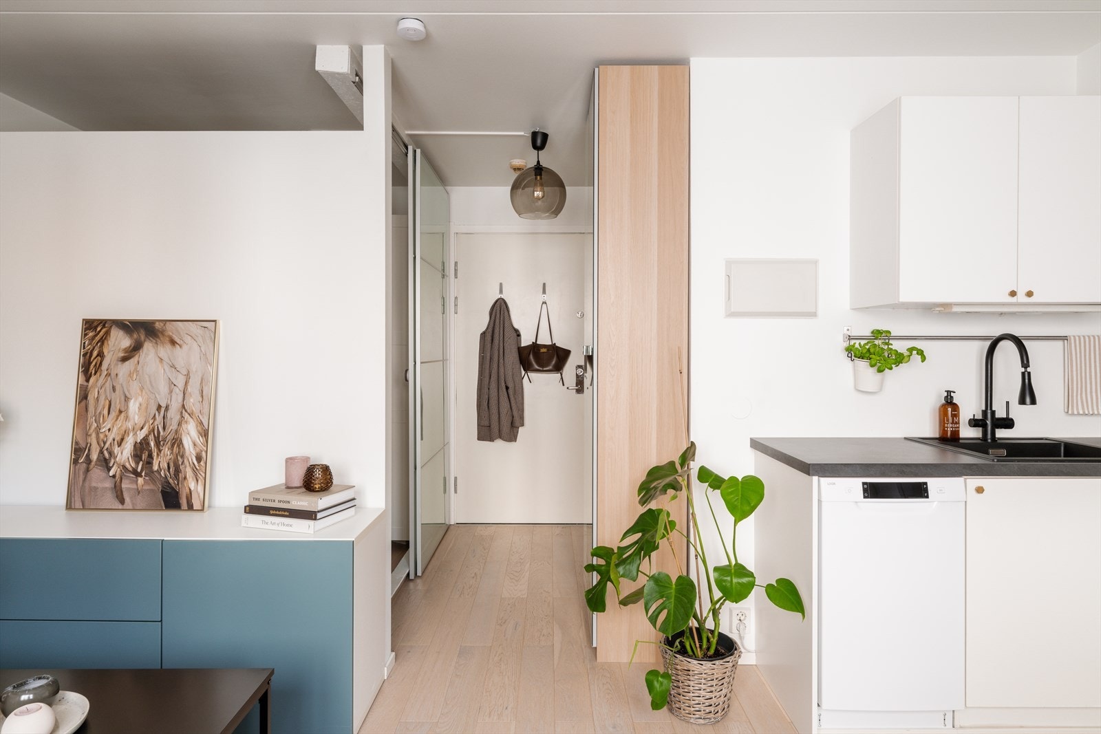 Fra stuen er det en åpen og oversiktlig passasje mot entréen og alkoven. Galleribilde