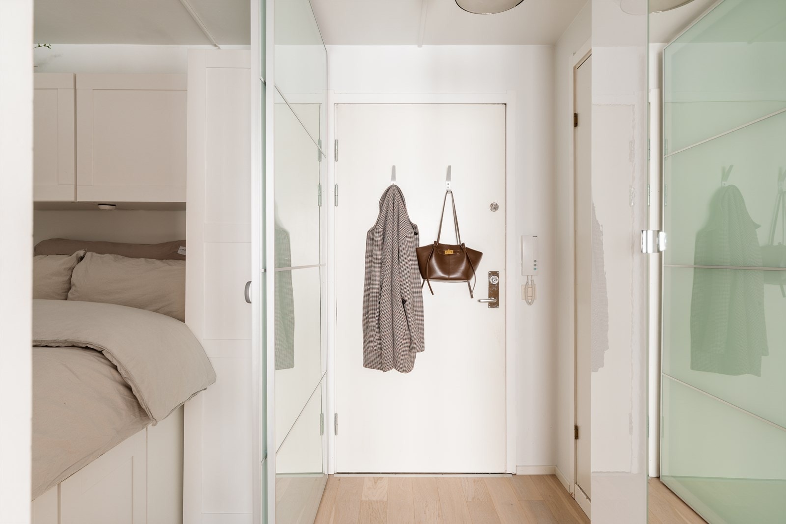 Fra sovealkoven ser man ut mot entréen og badet. Galleribilde