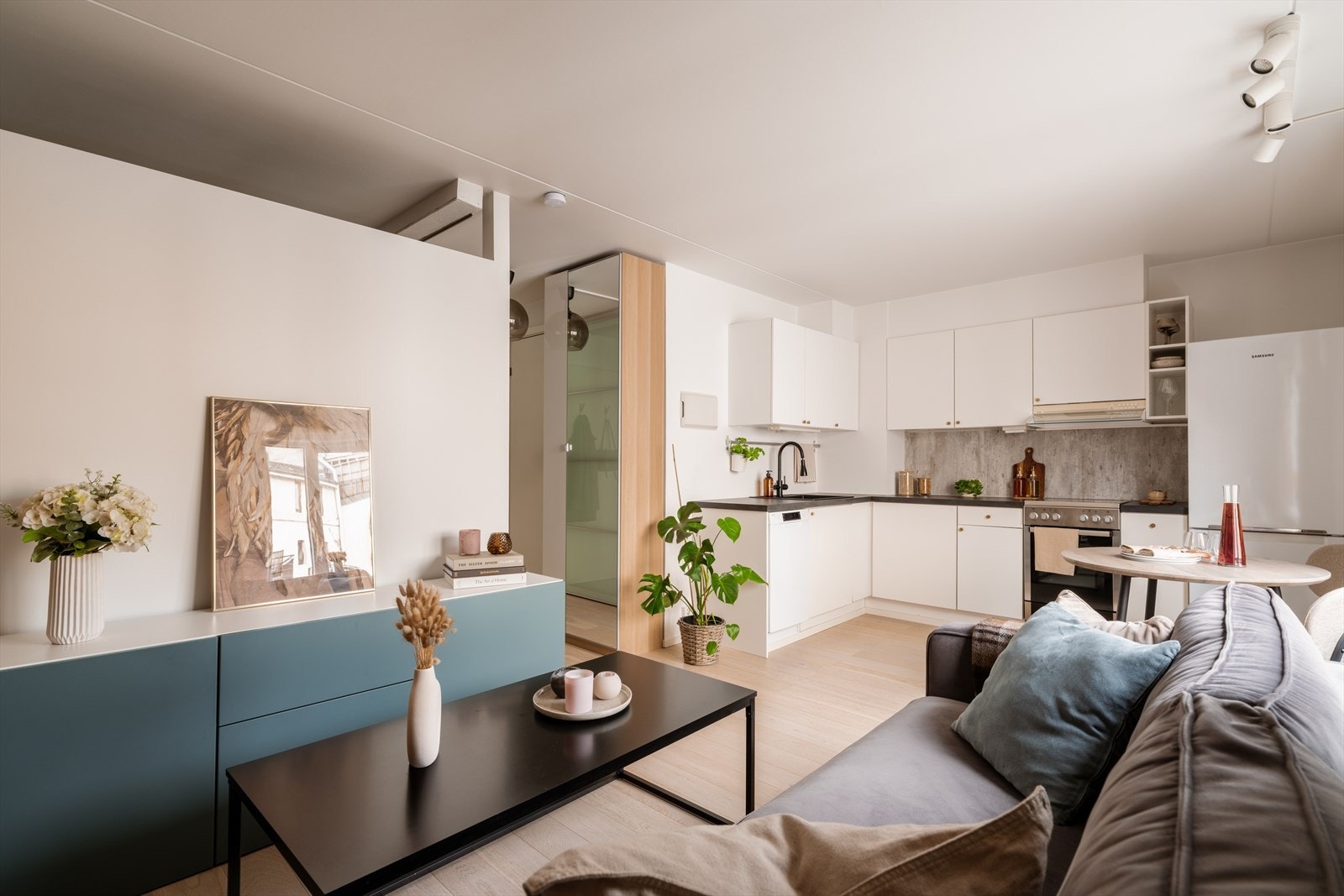 En arealeffektiv og gjennomgående leilighet med åpen stue- og kjøkkenløsning. Galleribilde