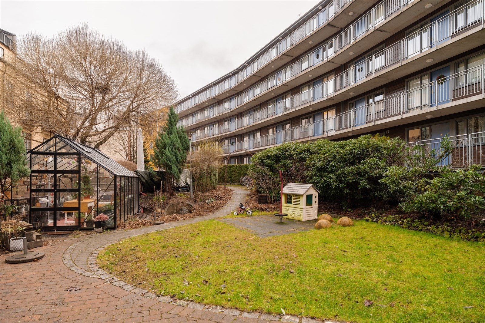 Bakgården er pent beplantet, og borettslaget har en egen hagegruppe. Galleribilde