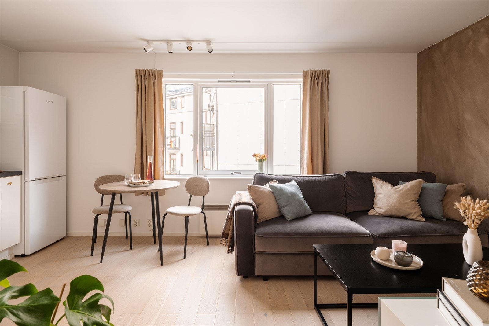 Stuen har plass til en sofagruppe og varmes opp av en panelovn. Galleribilde