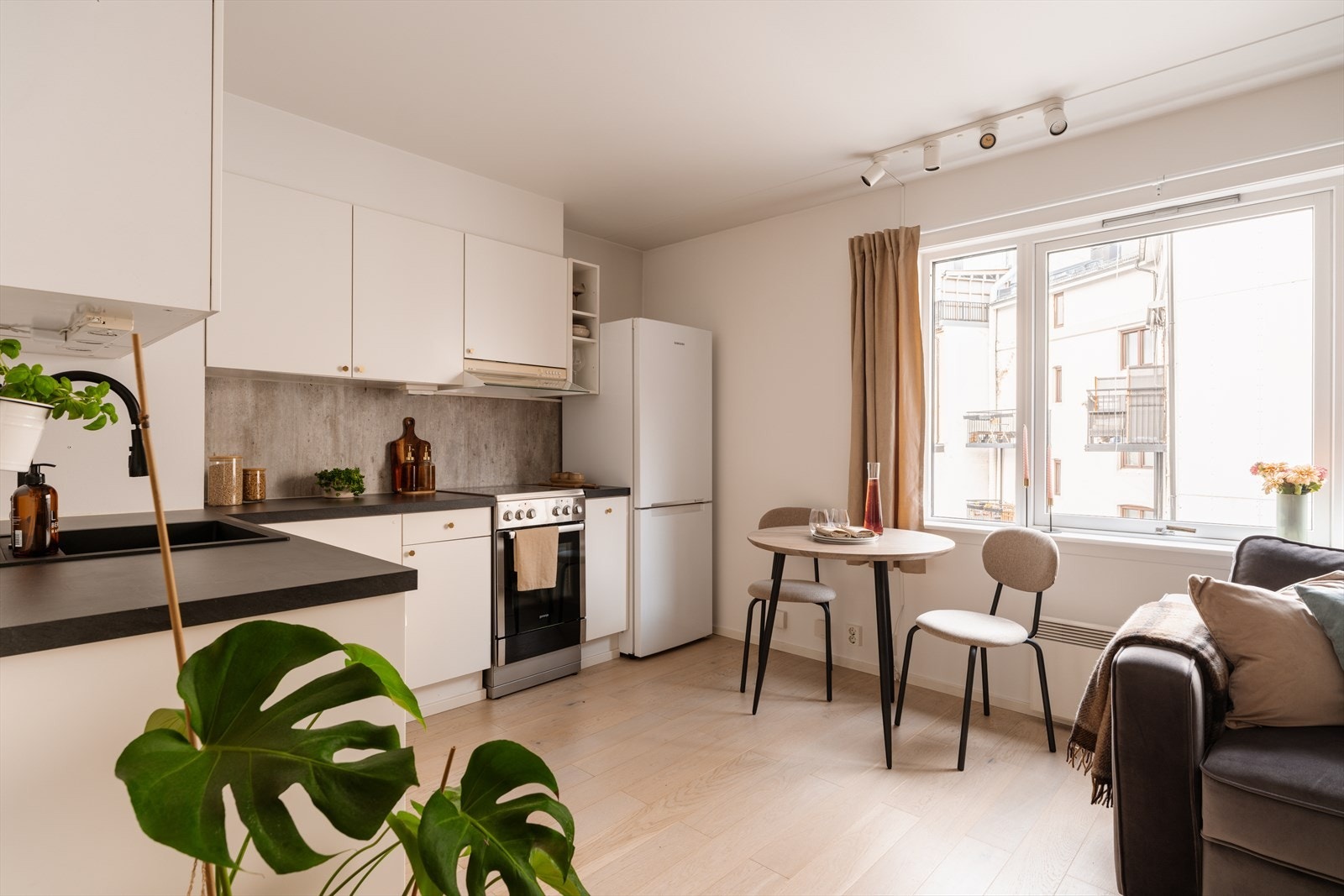 Kjøkkenet er praktisk, har gode arbeidsflater og skap med glatte, folierte fronter. Galleribilde