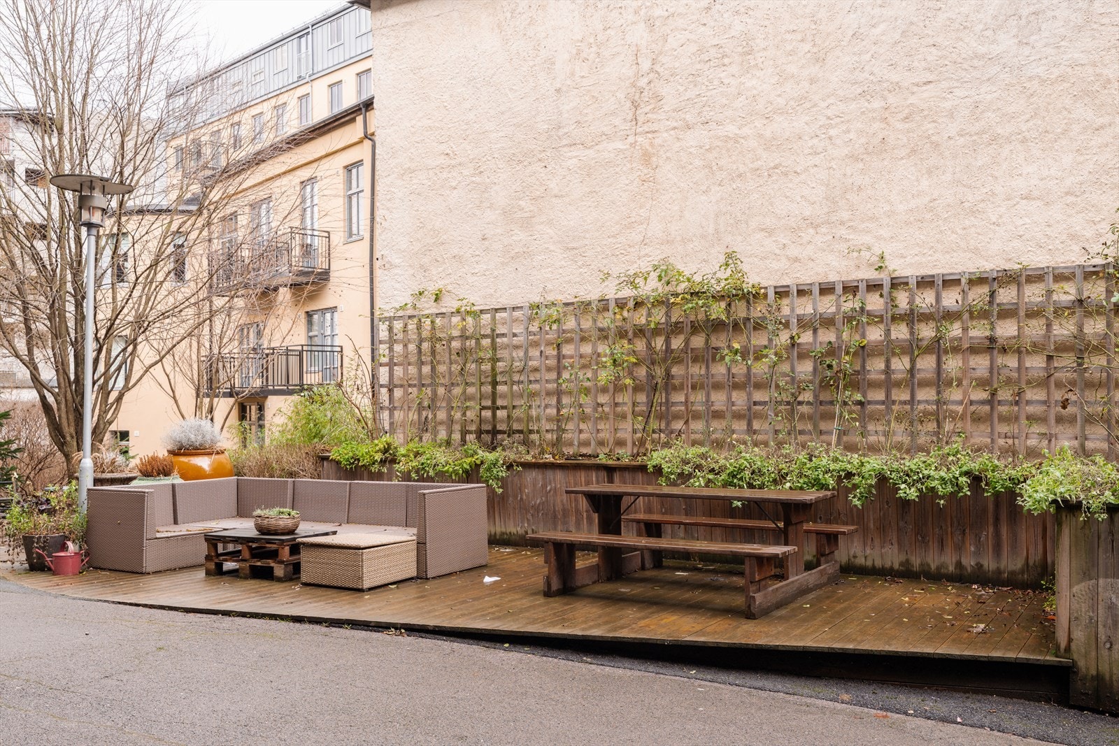 Felles uteområder med møblering er tilgjengelige for beboerne. Galleribilde