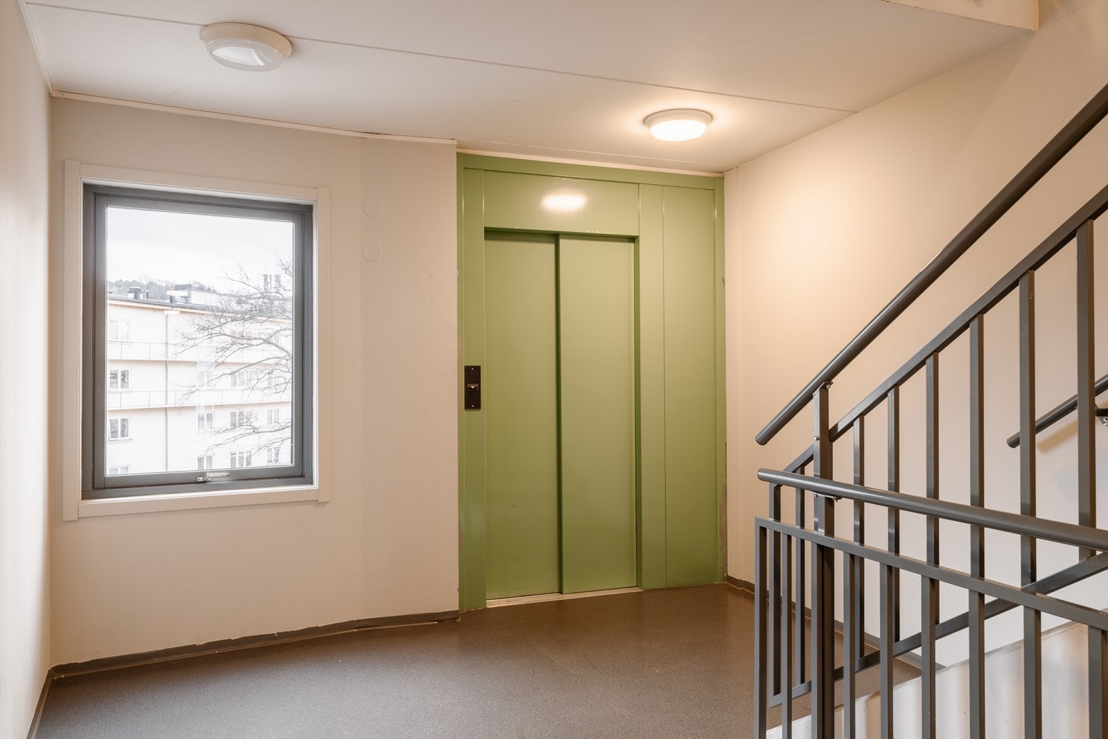 Det er heisadkomst opp til leiligheten. Galleribilde