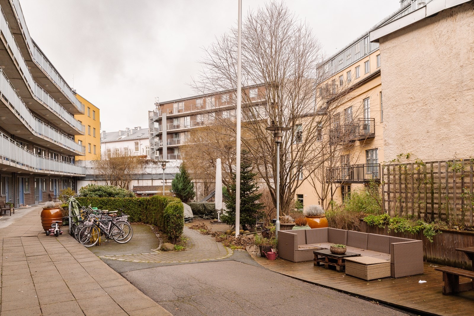 Borettslaget har en opparbeidet bakgård med grøntarealer og sittegrupper. Galleribilde