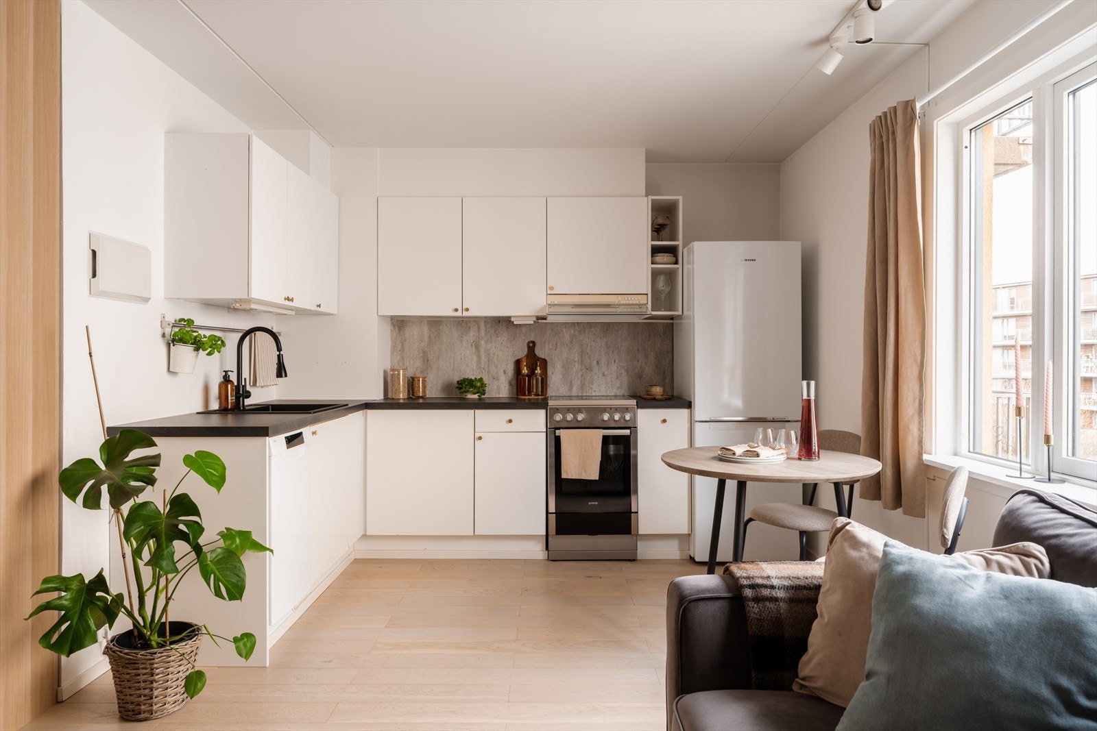 Det er opplegg for komfyr, oppvaskmaskin og frittstående kjøleskap. Galleribilde