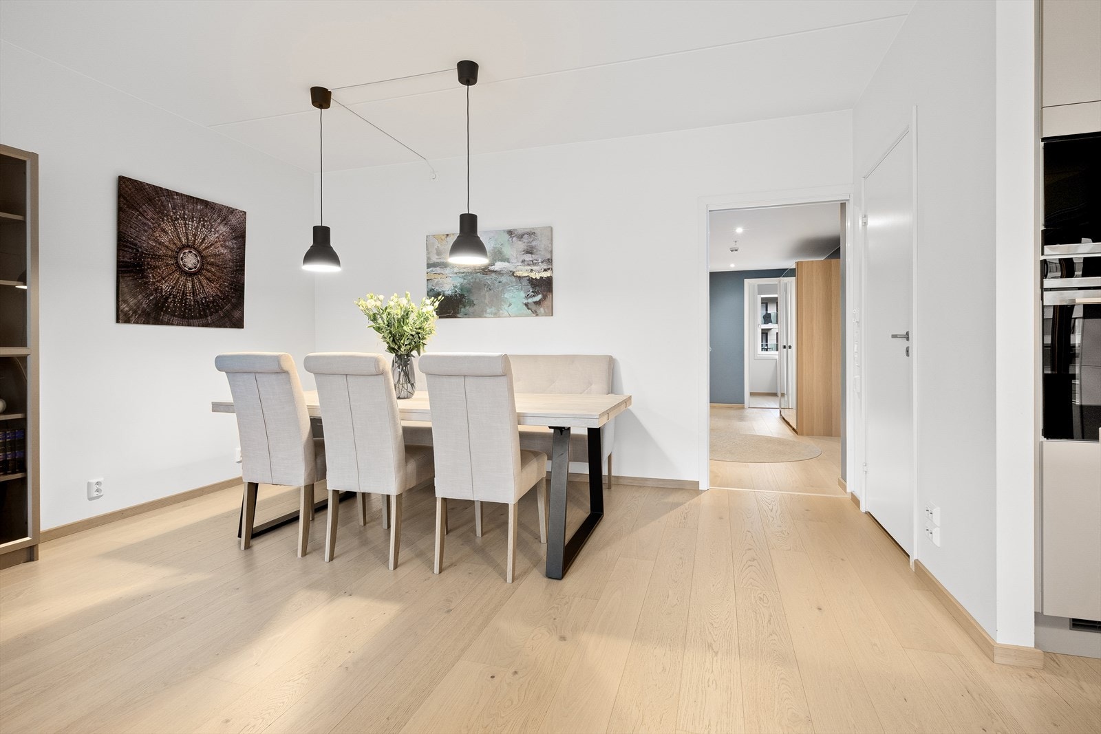 Nærheten mellom spiseplassen og kjøkkenet gjør serveringen enkel. Galleribilde