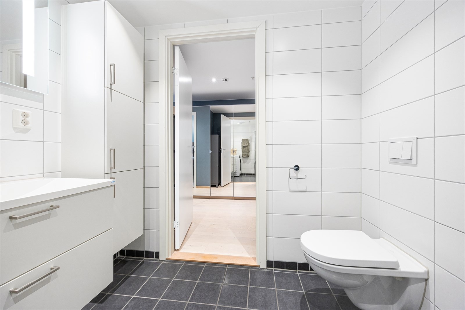 Badet ligger i hendig tilknytning til entreen. Galleribilde