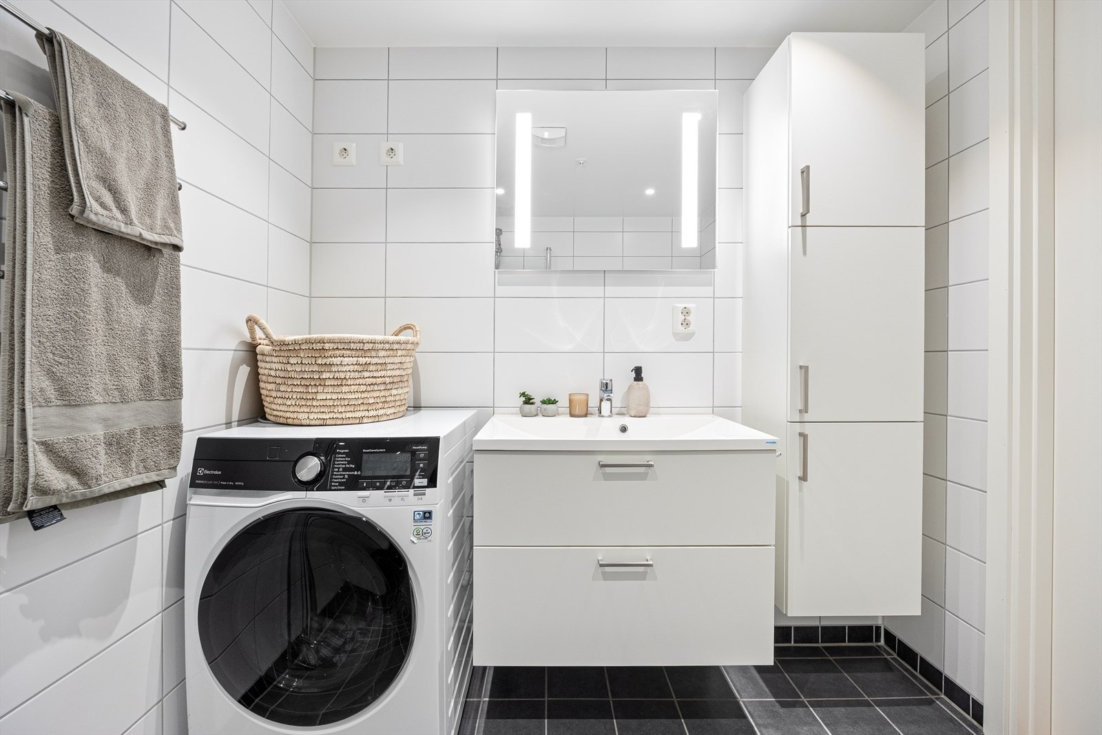 Det er godt med oppbevaringsplass i den tidsmessige baderomsinnredningen. Galleribilde