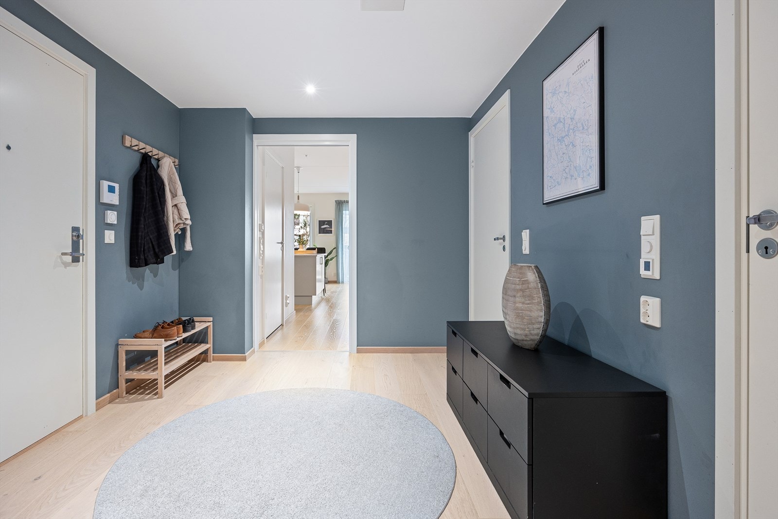 Entreen har downlights i himlingen og vannbåren varme i gulvet. Galleribilde