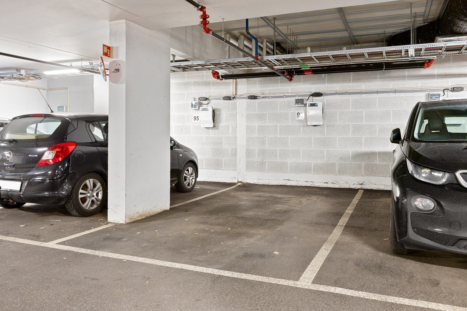 Til leiligheten følger en p-plass med elbillader i felles garasjeanlegg. Det er muligheter for kjøp av én plass til. Galleribilde