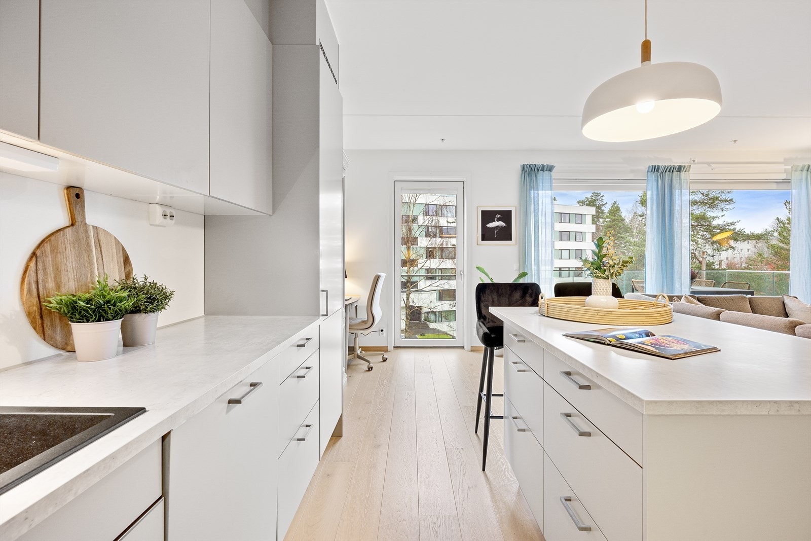 Det er montert god arbeidsbelysning på kjøkkenet. Galleribilde