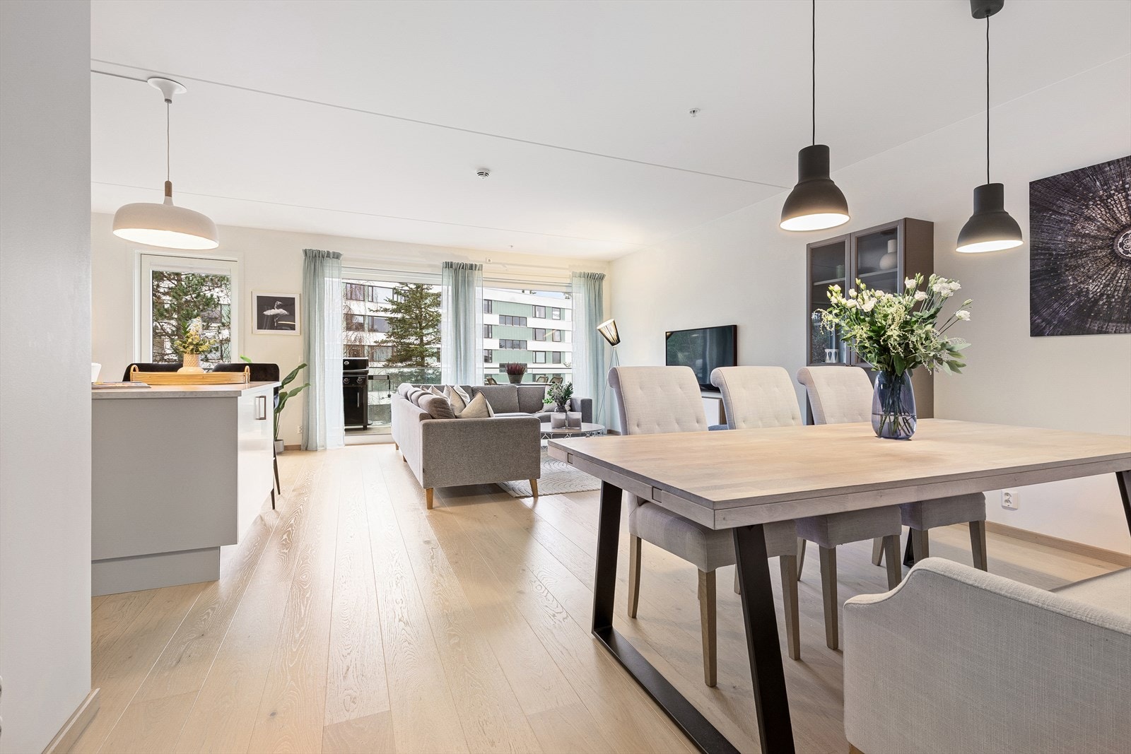 Stuen og kjøkkenet danner et stort, innbydende allrom med luftig atmosfære. Galleribilde