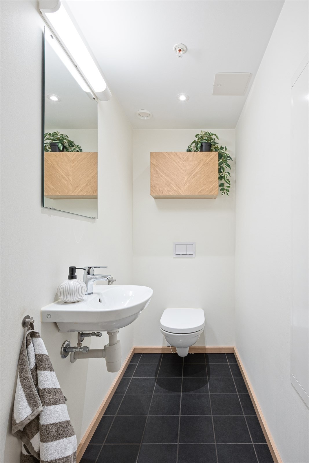 I tillegg til et bad/wc/vaskerom har leiligheten et pent, separat wc-rom. Galleribilde