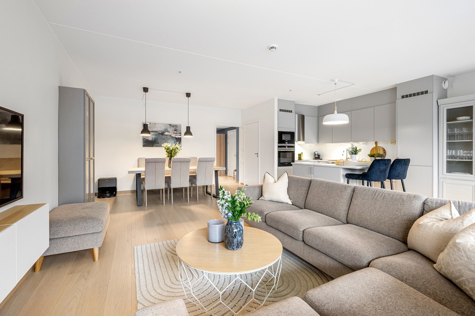 Stuen ligger i åpen løsning med kjøkken, og lar seg enkelt møblere med sofagruppe, tv-løsning og spisebord. Galleribilde