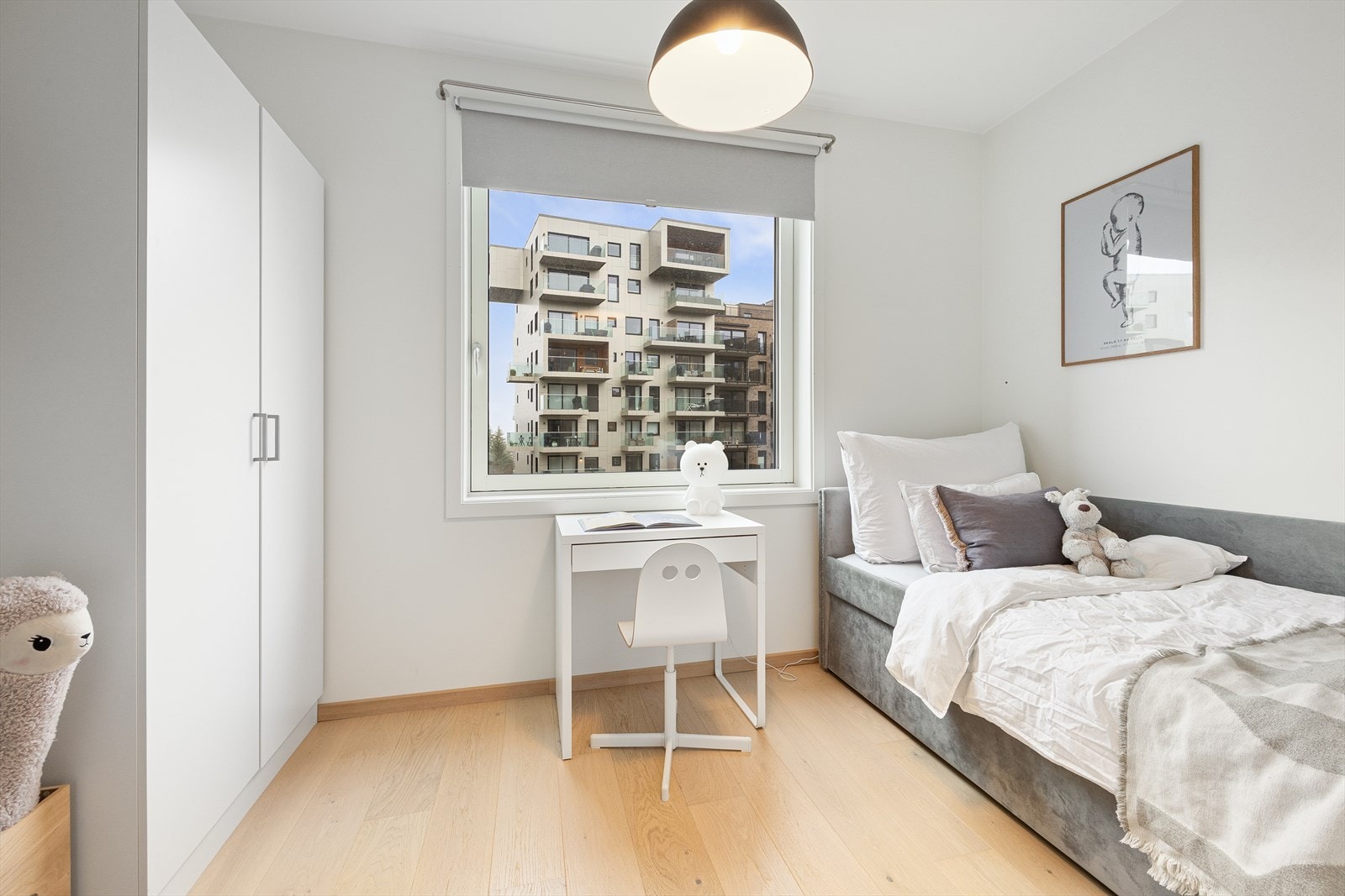 Soverom 2 er holdt i en stilren kombinasjon med hvitmalte flater mot gyllent parkettgulv. Galleribilde