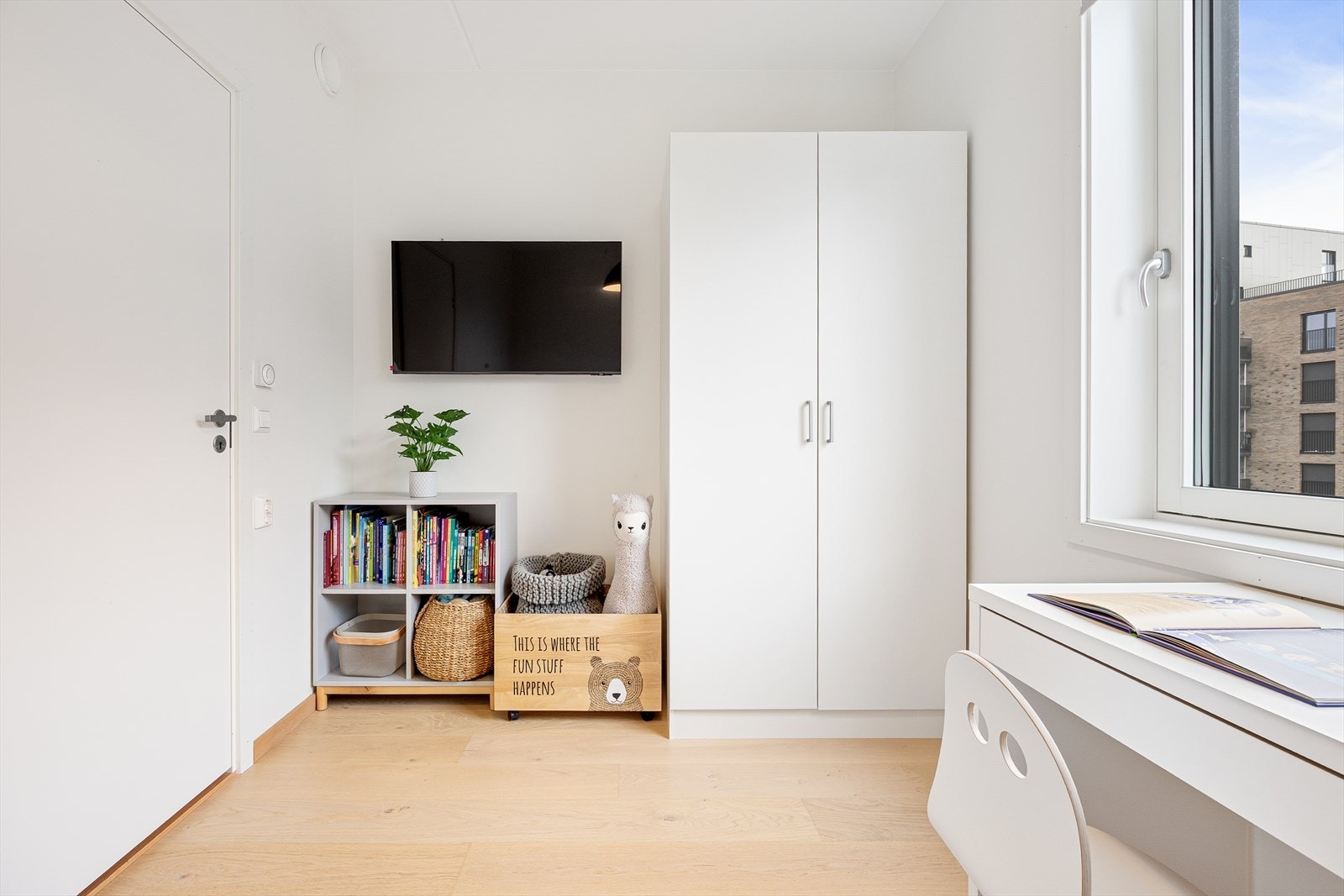 Soverom 2 har et dobbelt garderobeskap som står i stil med veggene. Galleribilde