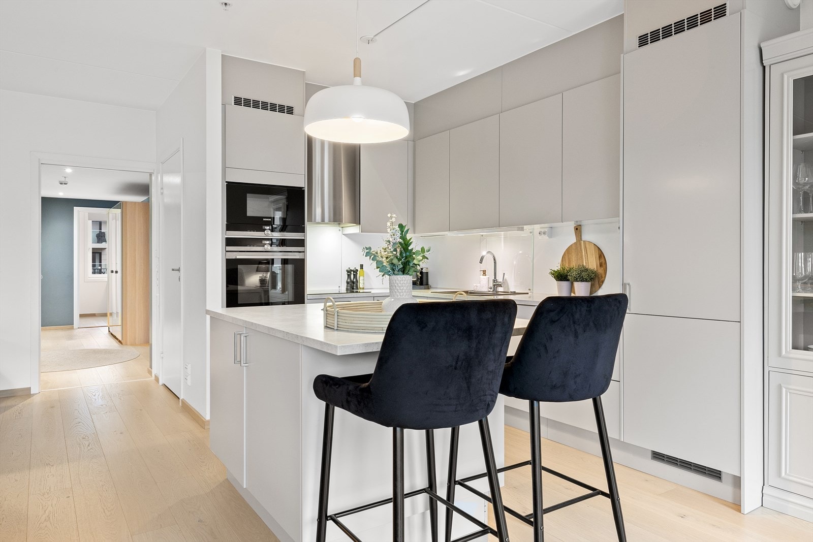 Kjøkkenet har et moderne og smakfullt design med god skap- og benkeplass. Galleribilde