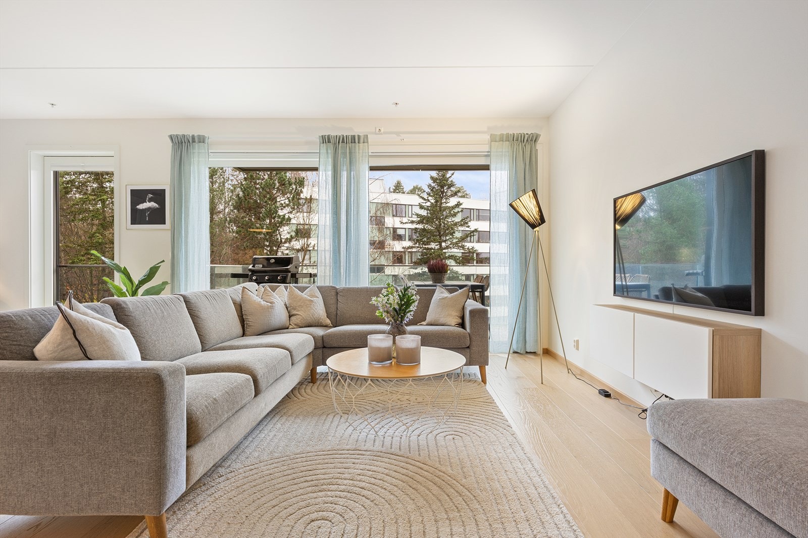 Dagslyset strømmer inn til allrommet via store, vestvendte vinduer. Galleribilde