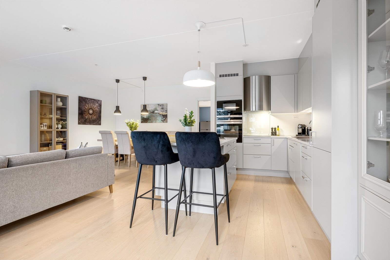 I enden av kjøkkenøya er det en barløsning med spiseplass for to. Galleribilde