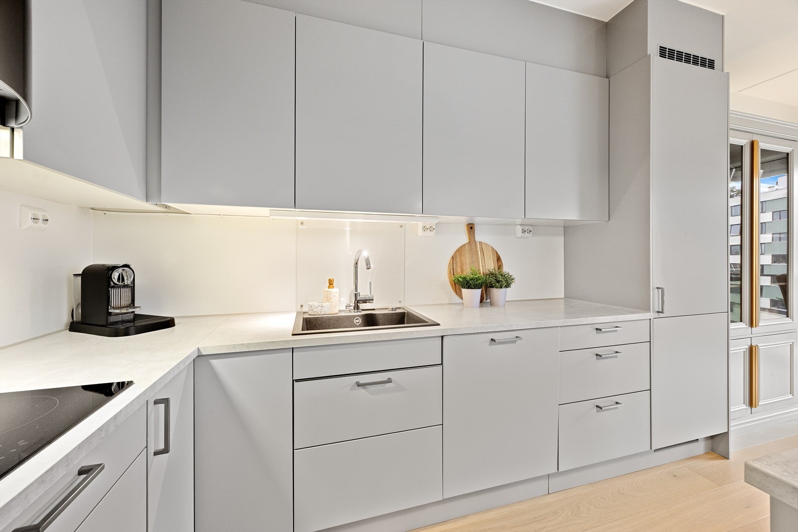 De gode benkeflatene innbyr til spennende kokkelering. Galleribilde