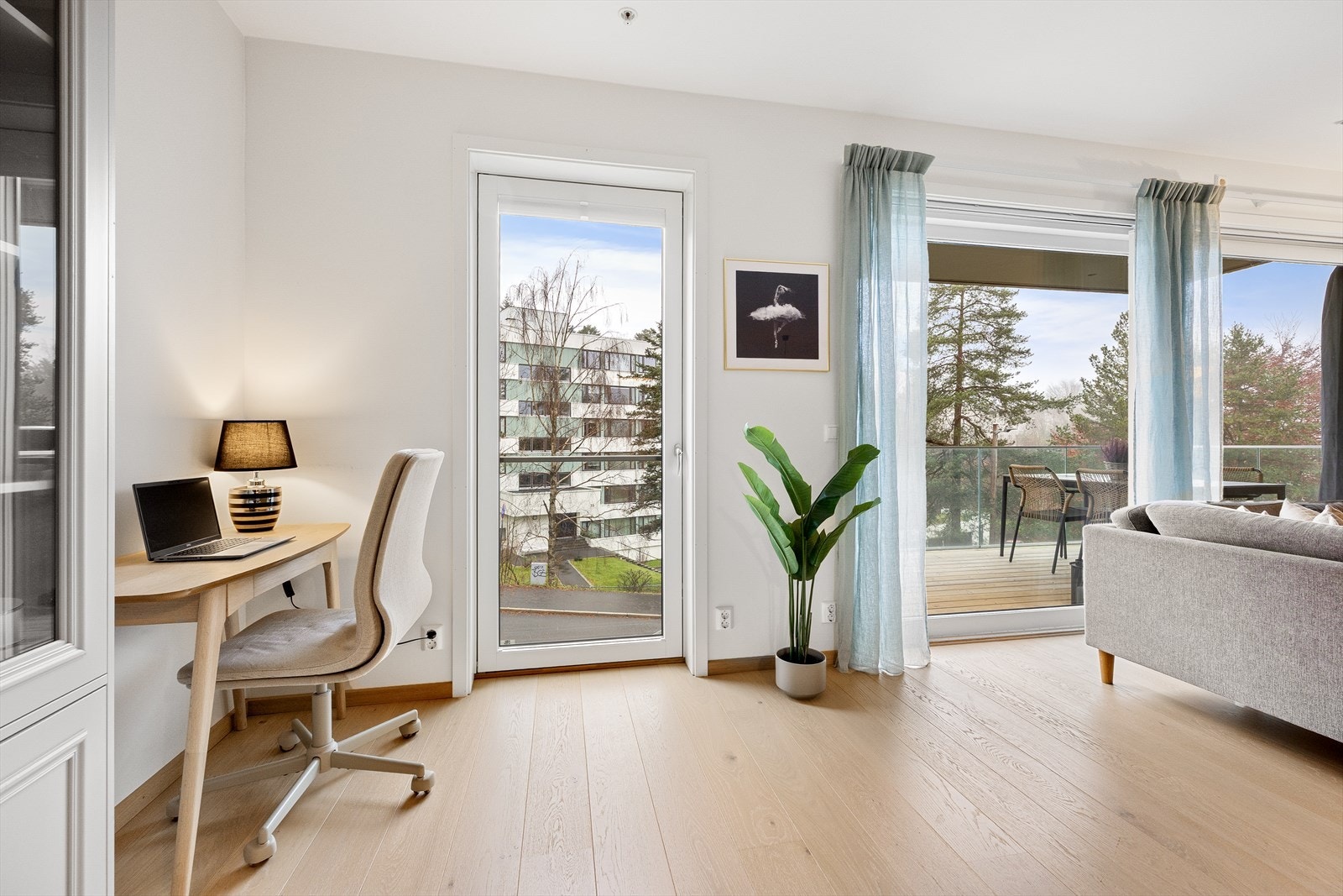 Fra allrommet er det utgang til en vestvendt, overbygd balkong. Galleribilde