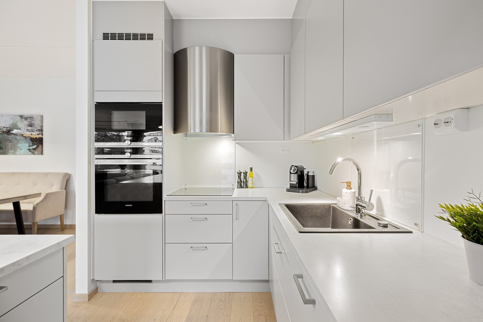 Veggen over benken og kokesonen beskyttes med glassflater. Galleribilde