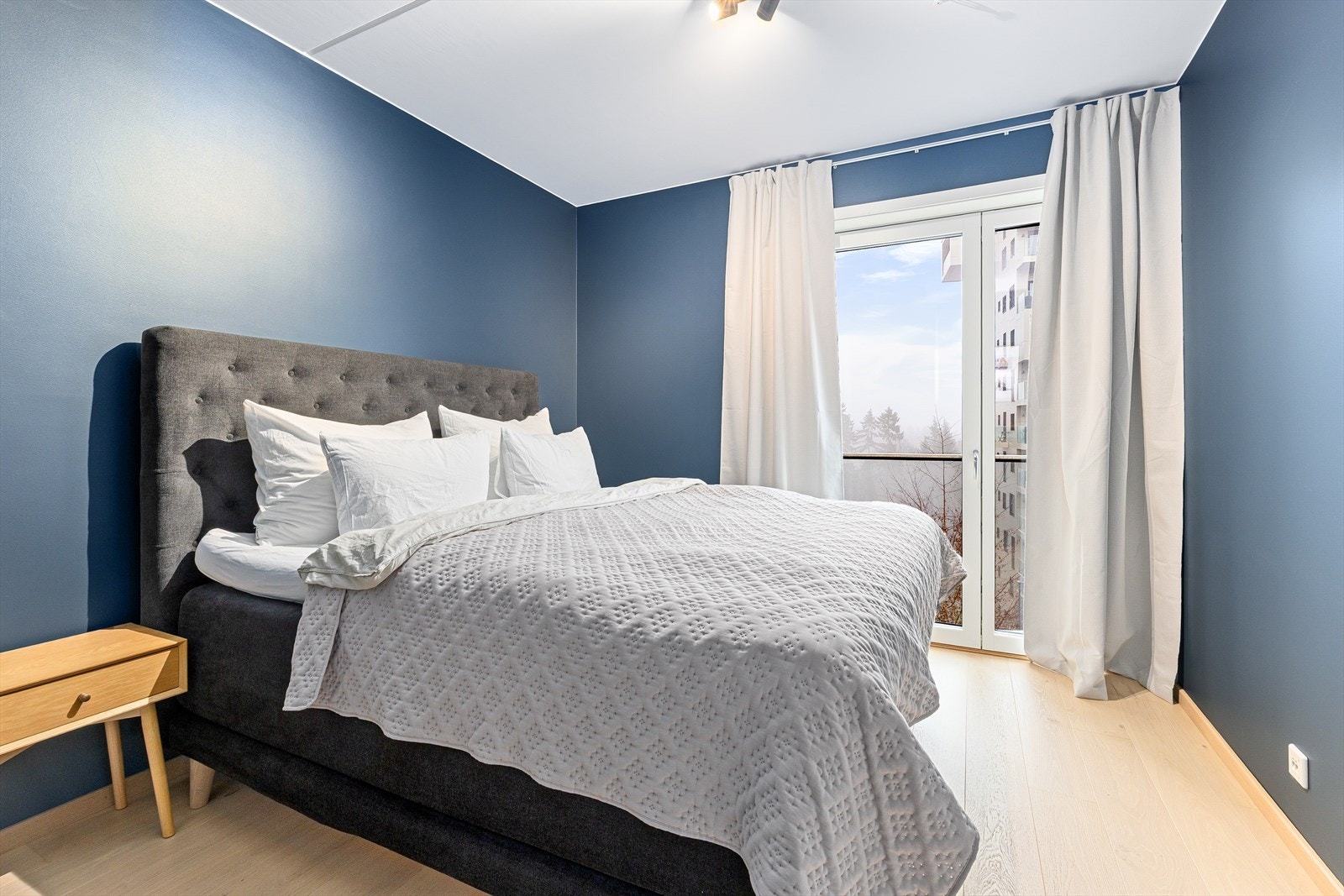 Leiligheten har to gode soverom - begge med grønt utsyn, og ett med fransk balkong. Galleribilde