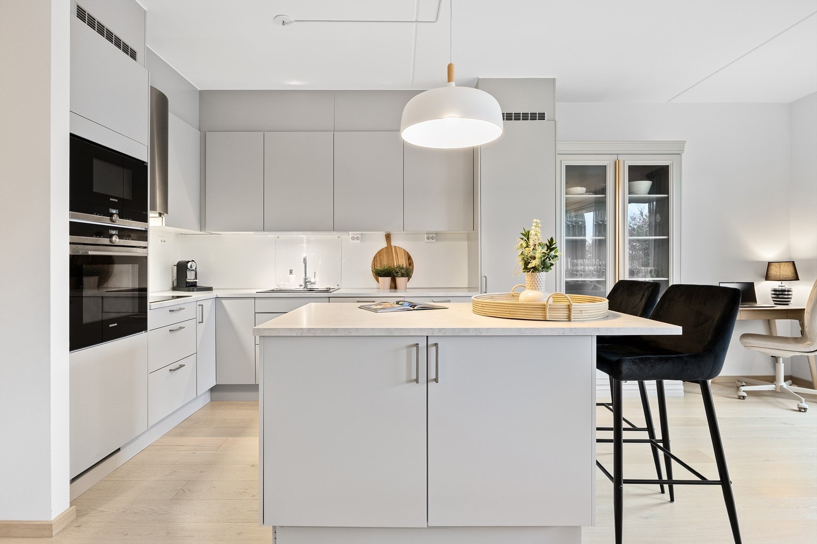 Kjøkkenet er utstyrt med integrerte hvitevarer som oppvaskmaskin, kjøleskap, stekeovn og koketopp. Galleribilde