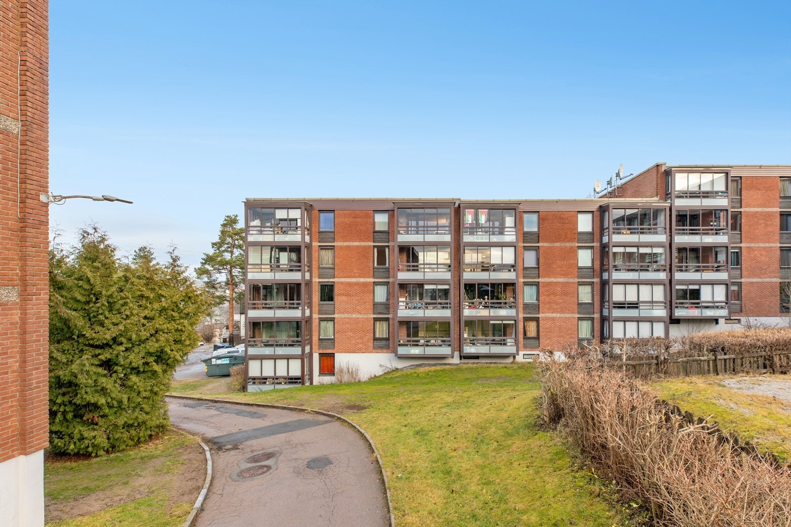 Lutvannsveien byr på en kombinasjon av rolige, grønne omgivelser og sentral beliggenhet, noe som gjør området svært attraktivt å bo i. Galleribilde