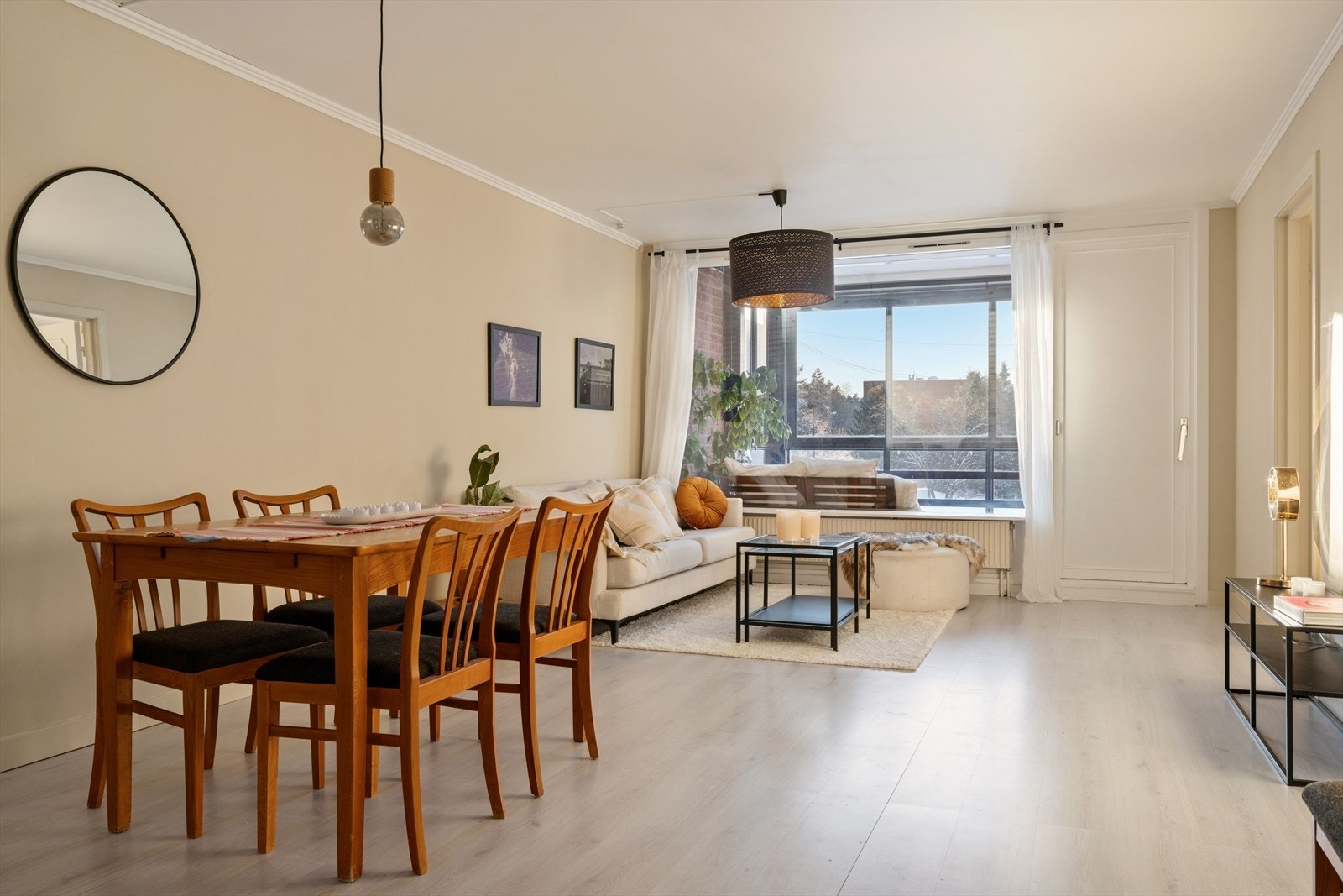 Stuen er romslig og møbleringsvennlig, med god plass til både sofa- og spisegruppe. Galleribilde