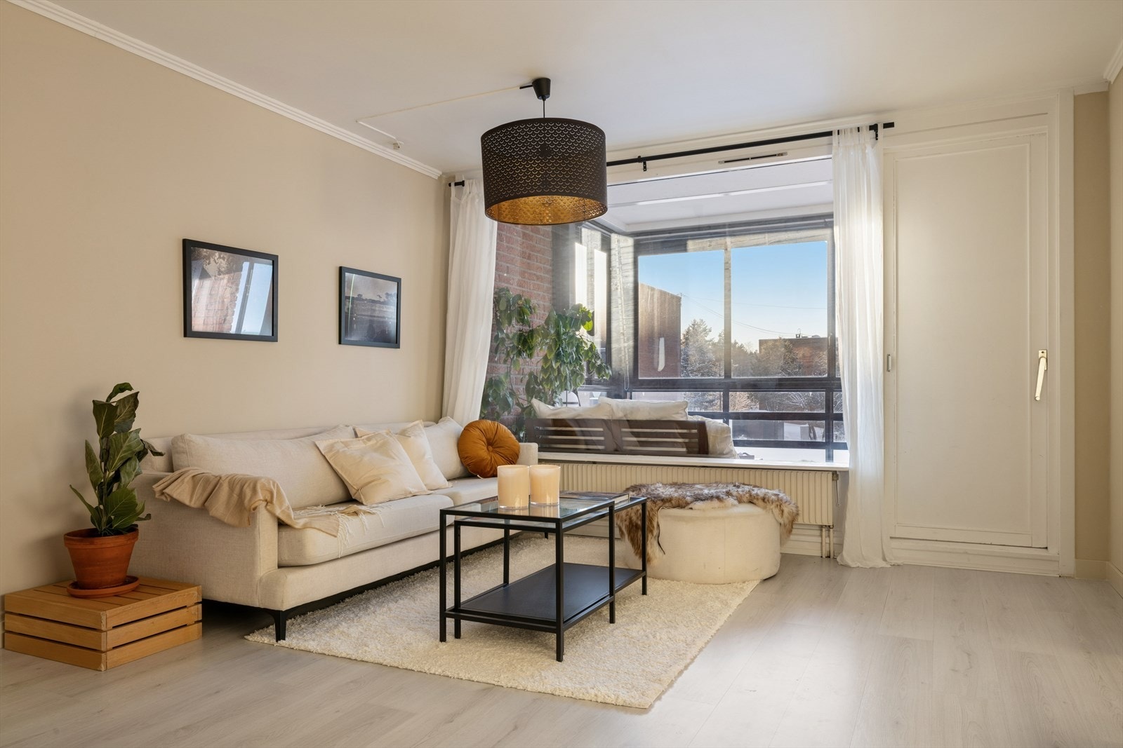 Stuen får godt med lysinnslipp fra den store vindusflaten ut mot balkongen. Galleribilde