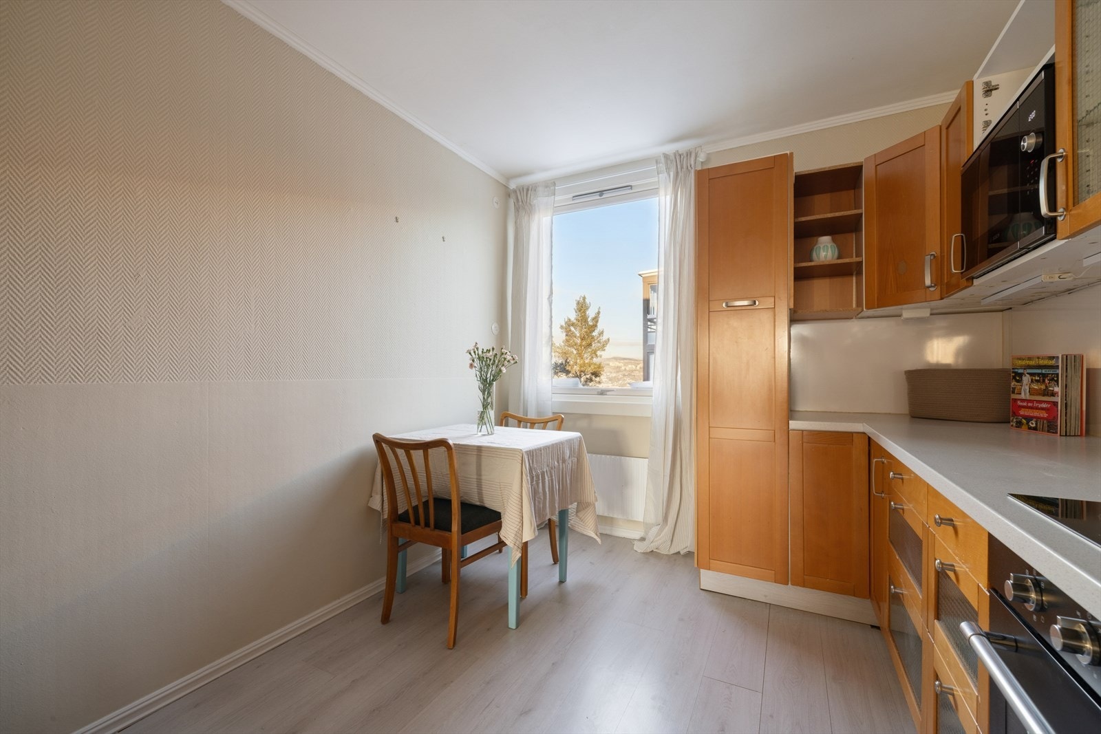 Rommet er utstyrt med ventilator, integrert stekeovn, koketopp og mikroovn, samt opplegg for oppvaskmaskin. Galleribilde