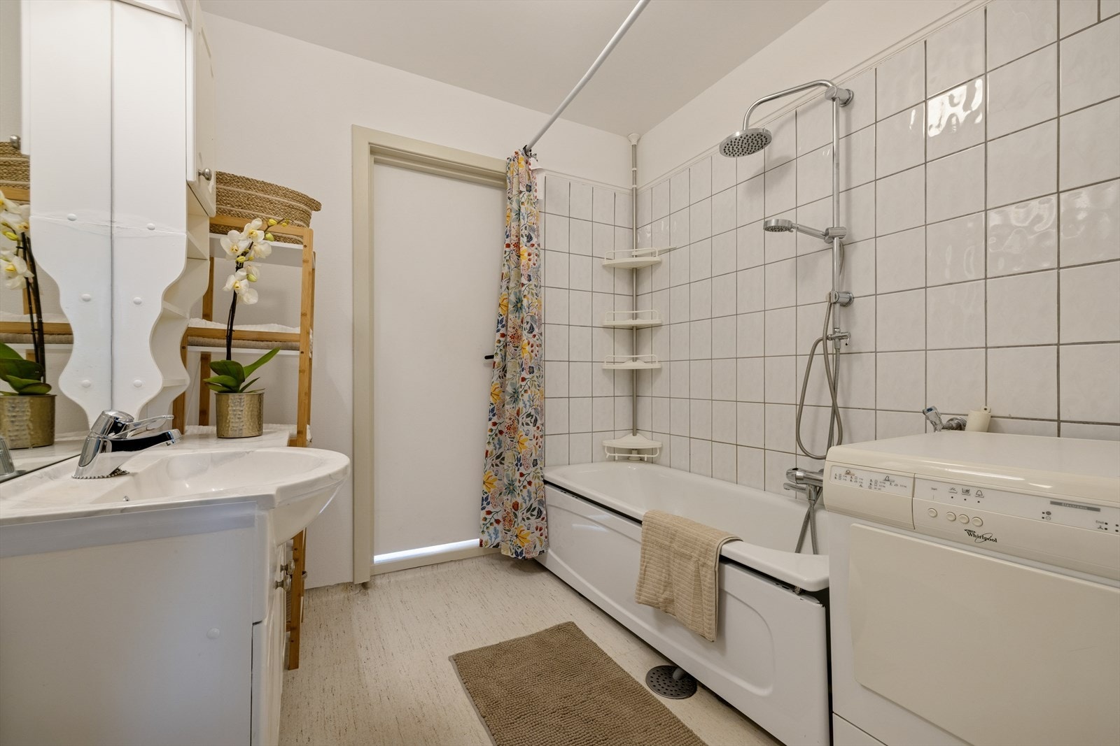 Badet er av eldre standard og har belegg på gulv, fliser i dusjsone og for øvrig malte strievegger. Galleribilde